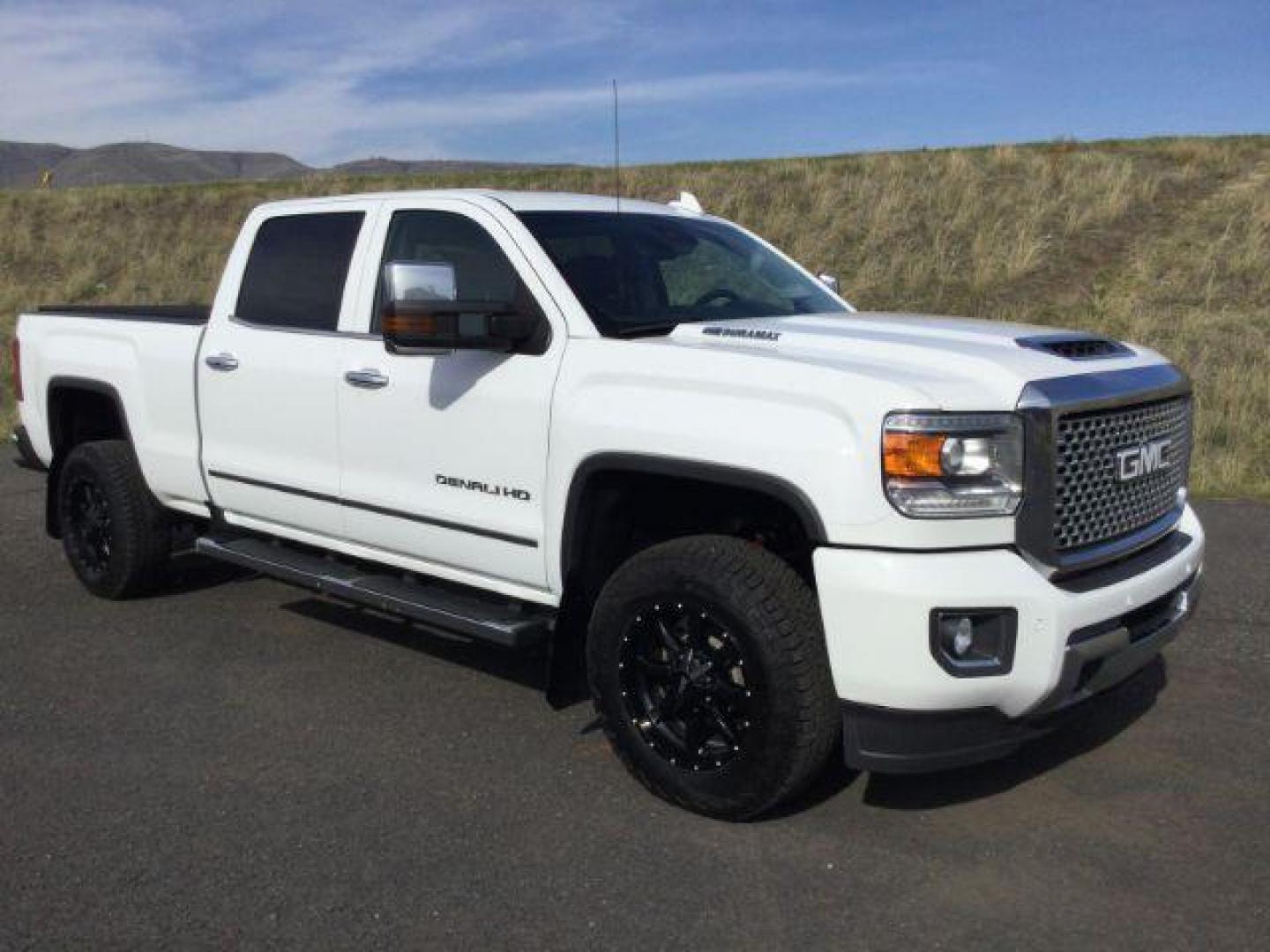 2017 Summit White /Jet Black, leather GMC Sierra 3500HD Denali Crew Cab 4WD (1GT42YEY6HF) with an 6.6L V8 OHV 16 DIESEL engine, 6-Speed Automatic transmission, located at 1801 Main Street, Lewiston, 83501, (208) 743-9371, 46.417065, -117.004799 - Photo#16