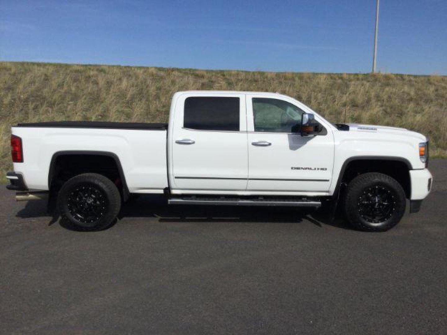 2017 Summit White /Jet Black, leather GMC Sierra 3500HD Denali Crew Cab 4WD (1GT42YEY6HF) with an 6.6L V8 OHV 16 DIESEL engine, 6-Speed Automatic transmission, located at 1801 Main Street, Lewiston, 83501, (208) 743-9371, 46.417065, -117.004799 - Photo#17