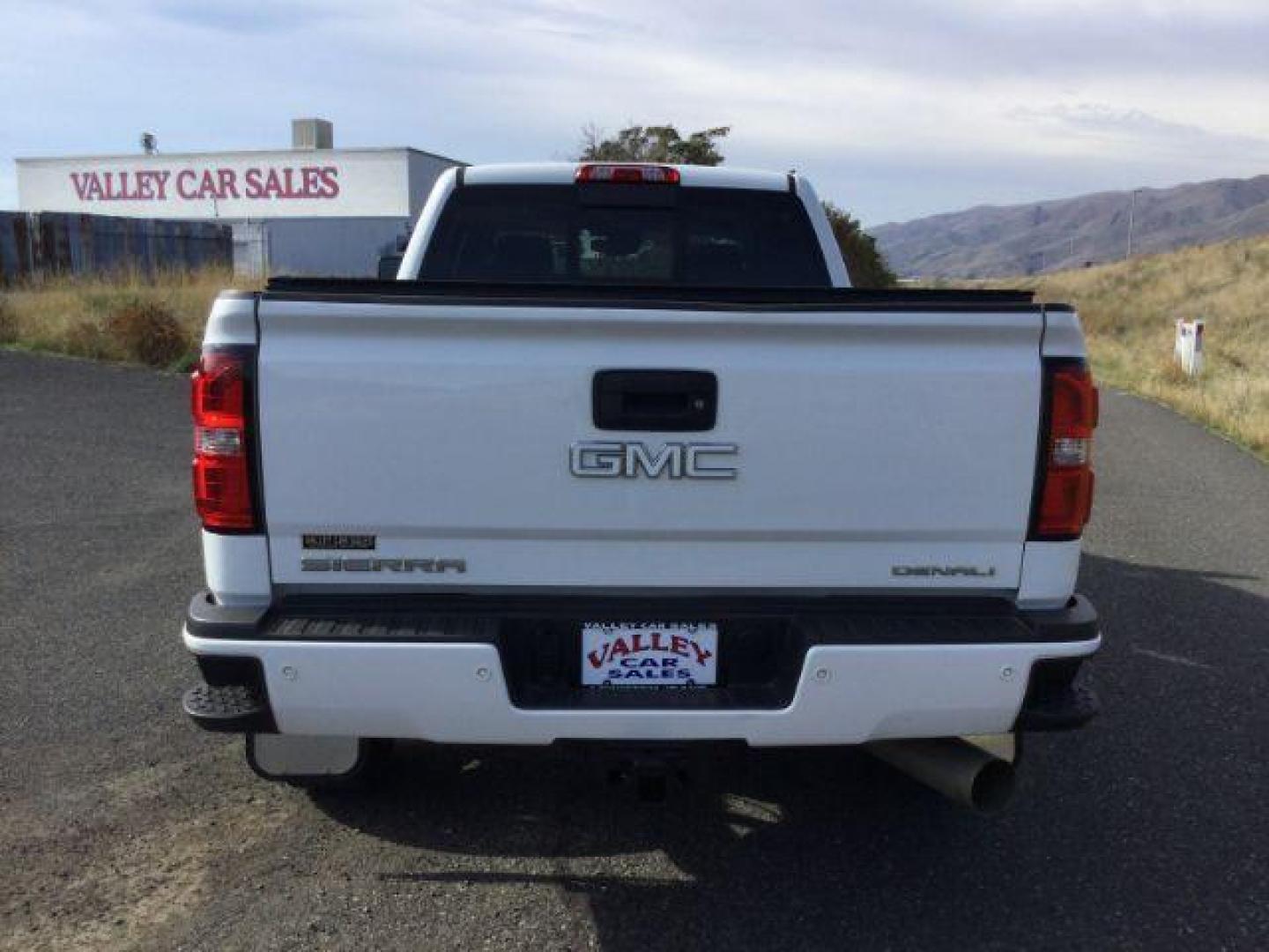 2017 Summit White /Jet Black, leather GMC Sierra 3500HD Denali Crew Cab 4WD (1GT42YEY6HF) with an 6.6L V8 OHV 16 DIESEL engine, 6-Speed Automatic transmission, located at 1801 Main Street, Lewiston, 83501, (208) 743-9371, 46.417065, -117.004799 - Photo#6