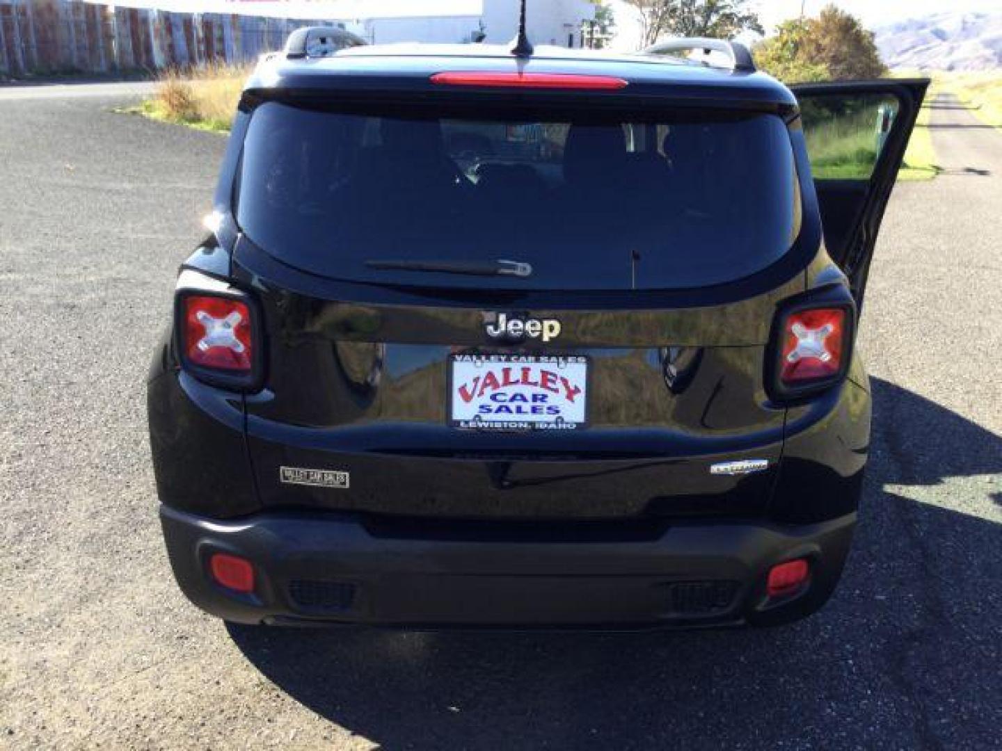 2016 Black /Black, cloth Jeep Renegade Latitude FWD (ZACCJABW8GP) with an 1.4L L4 DOHC 16V TURBO engine, 6-Speed Manual transmission, located at 1801 Main Street, Lewiston, 83501, (208) 743-9371, 46.417065, -117.004799 - Photo#14