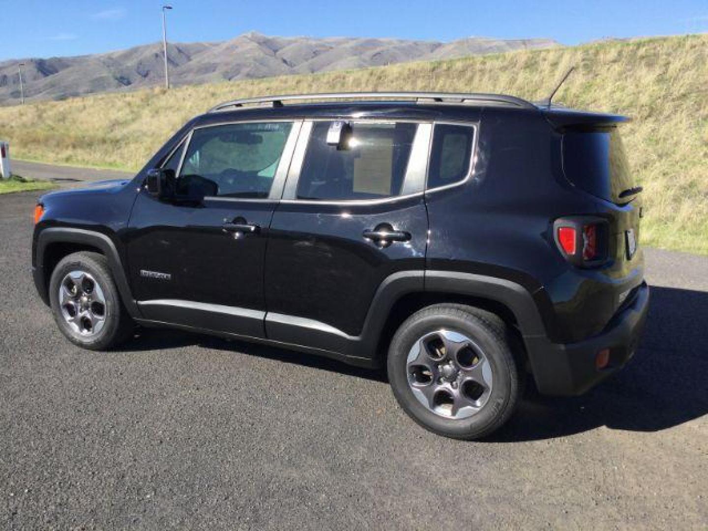 2016 Black /Black, cloth Jeep Renegade Latitude FWD (ZACCJABW8GP) with an 1.4L L4 DOHC 16V TURBO engine, 6-Speed Manual transmission, located at 1801 Main Street, Lewiston, 83501, (208) 743-9371, 46.417065, -117.004799 - Photo#2