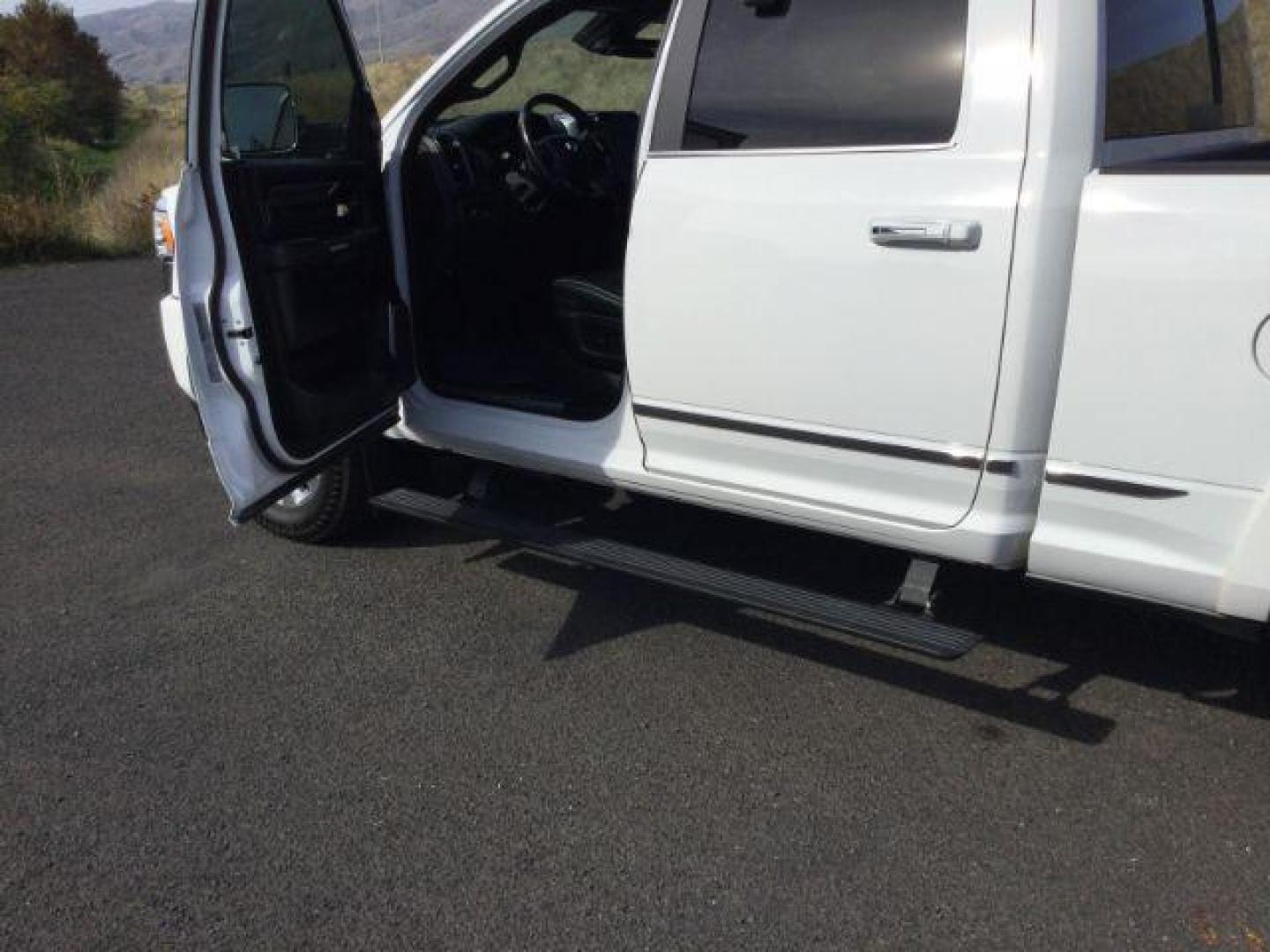 2019 Bright White Clear Coat /Black, premium leather RAM 2500 Limited Crew Cab SWB 4WD (3C6UR5SL2KG) with an 6.7L L6 OHV 24V TURBO DIESEL engine, 6-Speed Automatic transmission, located at 1801 Main Street, Lewiston, 83501, (208) 743-9371, 46.417065, -117.004799 - Photo#18