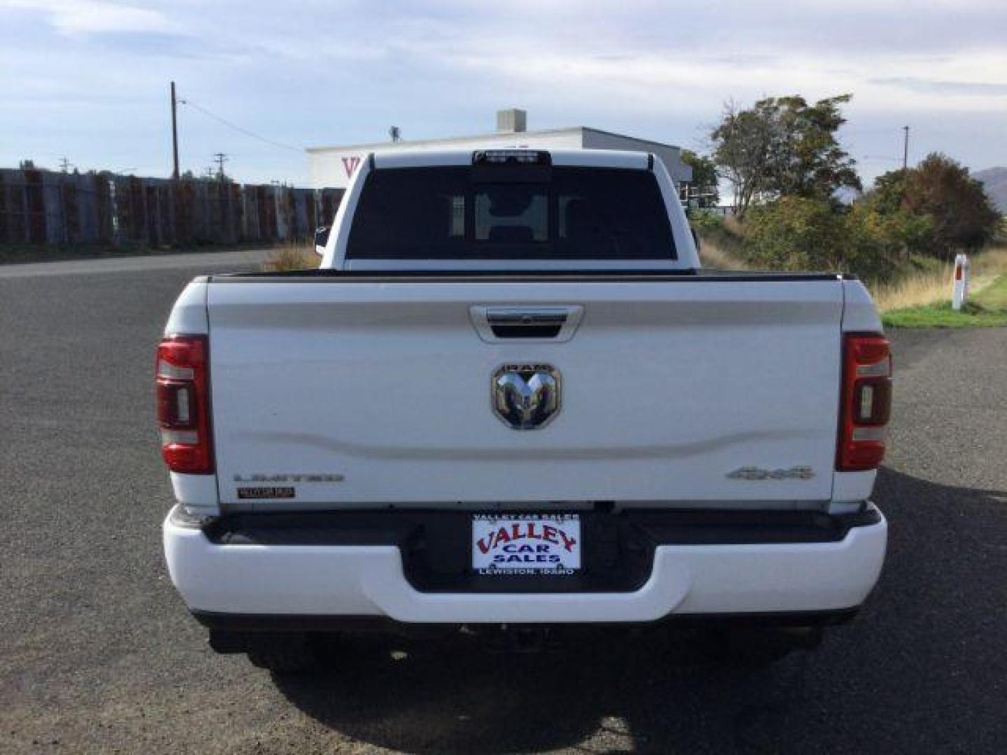 2019 Bright White Clear Coat /Black, premium leather RAM 2500 Limited Crew Cab SWB 4WD (3C6UR5SL2KG) with an 6.7L L6 OHV 24V TURBO DIESEL engine, 6-Speed Automatic transmission, located at 1801 Main Street, Lewiston, 83501, (208) 743-9371, 46.417065, -117.004799 - Photo#6