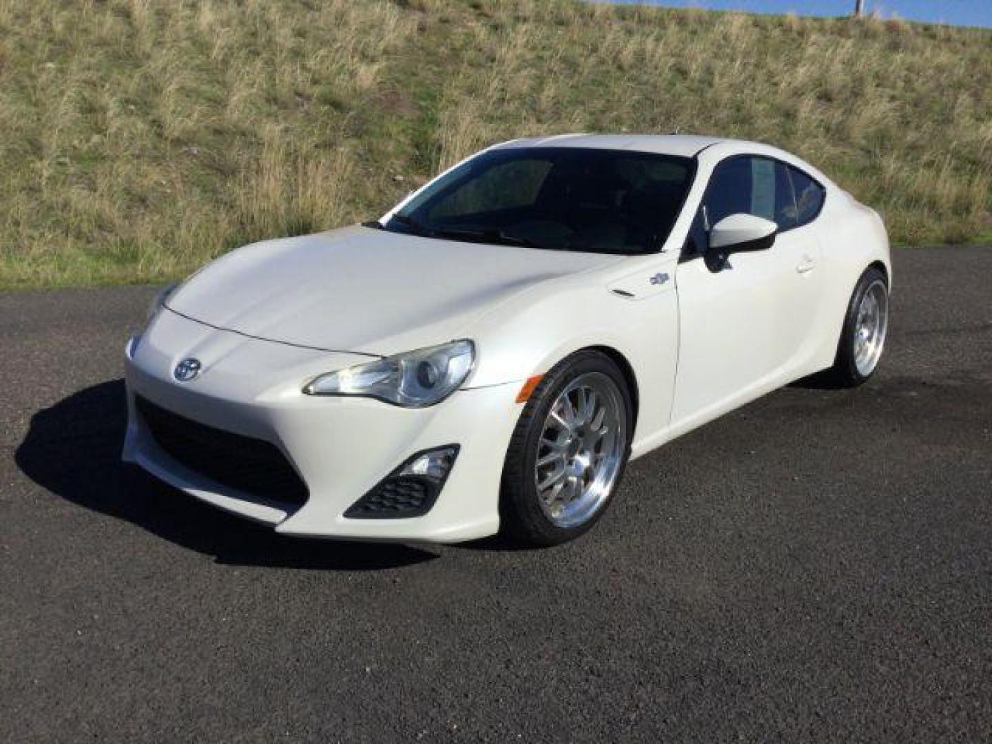 2013 Whiteout /Black Cloth Interior Scion FR-S 6MT (JF1ZNAA10D1) with an 2.0L H4 16V engine, 6-Speed Manual transmission, located at 1801 Main Street, Lewiston, 83501, (208) 743-9371, 46.417065, -117.004799 - Photo#0