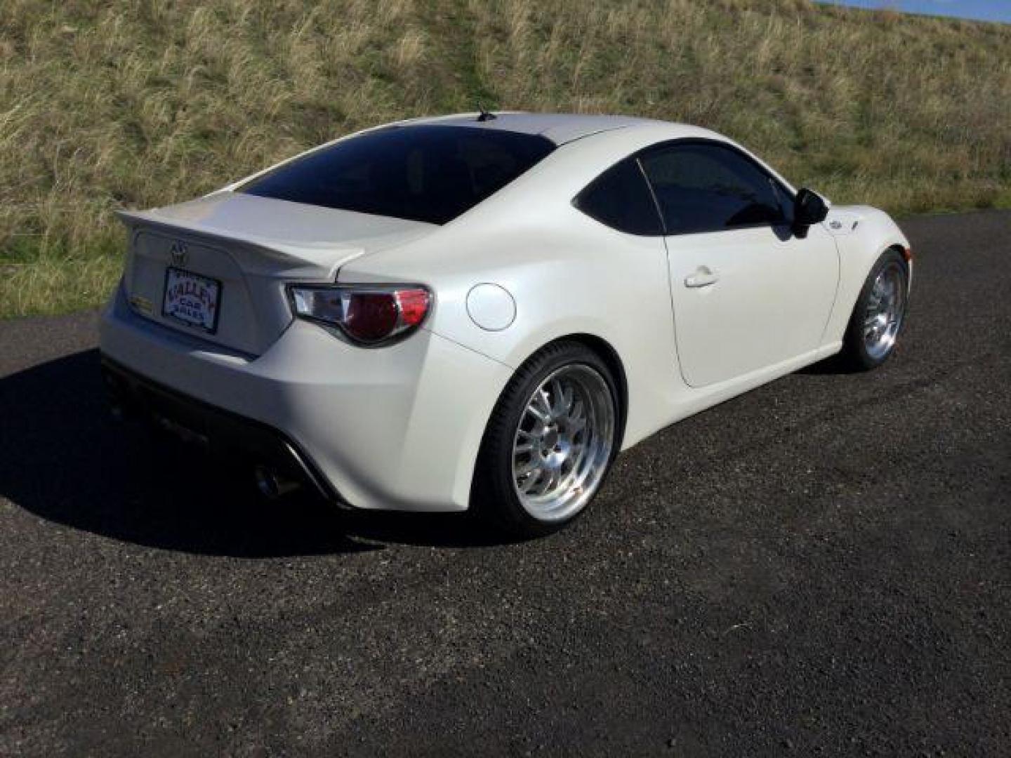 2013 Whiteout /Black Cloth Interior Scion FR-S 6MT (JF1ZNAA10D1) with an 2.0L H4 16V engine, 6-Speed Manual transmission, located at 1801 Main Street, Lewiston, 83501, (208) 743-9371, 46.417065, -117.004799 - Photo#9