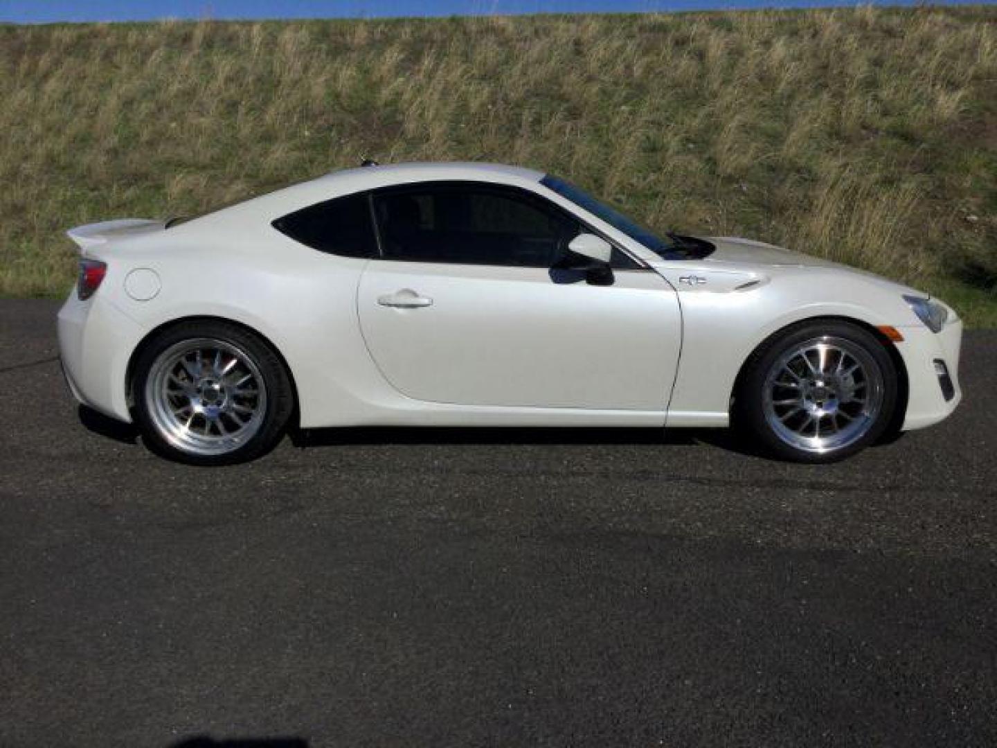 2013 Whiteout /Black Cloth Interior Scion FR-S 6MT (JF1ZNAA10D1) with an 2.0L H4 16V engine, 6-Speed Manual transmission, located at 1801 Main Street, Lewiston, 83501, (208) 743-9371, 46.417065, -117.004799 - Photo#10