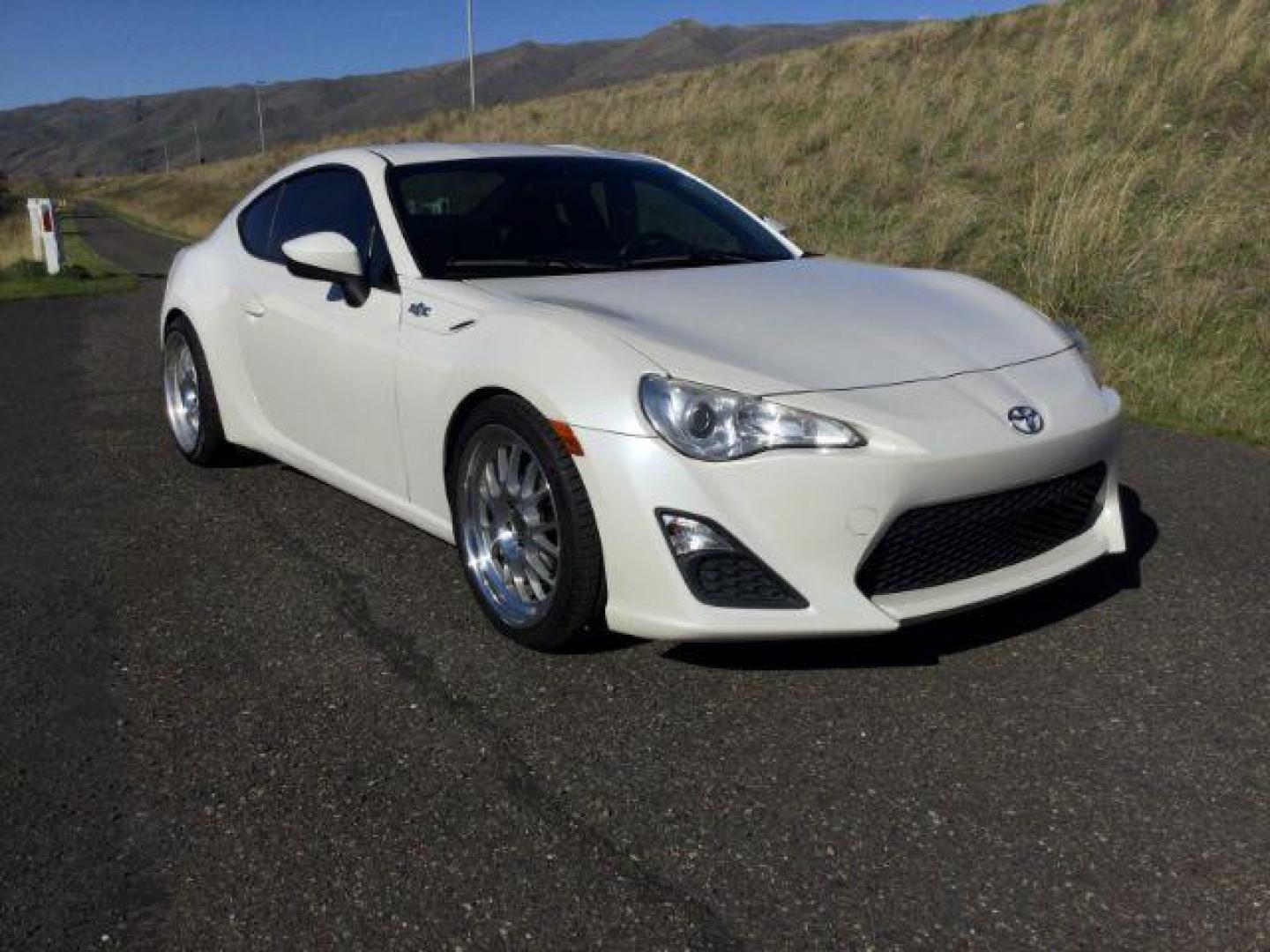 2013 Whiteout /Black Cloth Interior Scion FR-S 6MT (JF1ZNAA10D1) with an 2.0L H4 16V engine, 6-Speed Manual transmission, located at 1801 Main Street, Lewiston, 83501, (208) 743-9371, 46.417065, -117.004799 - Photo#11