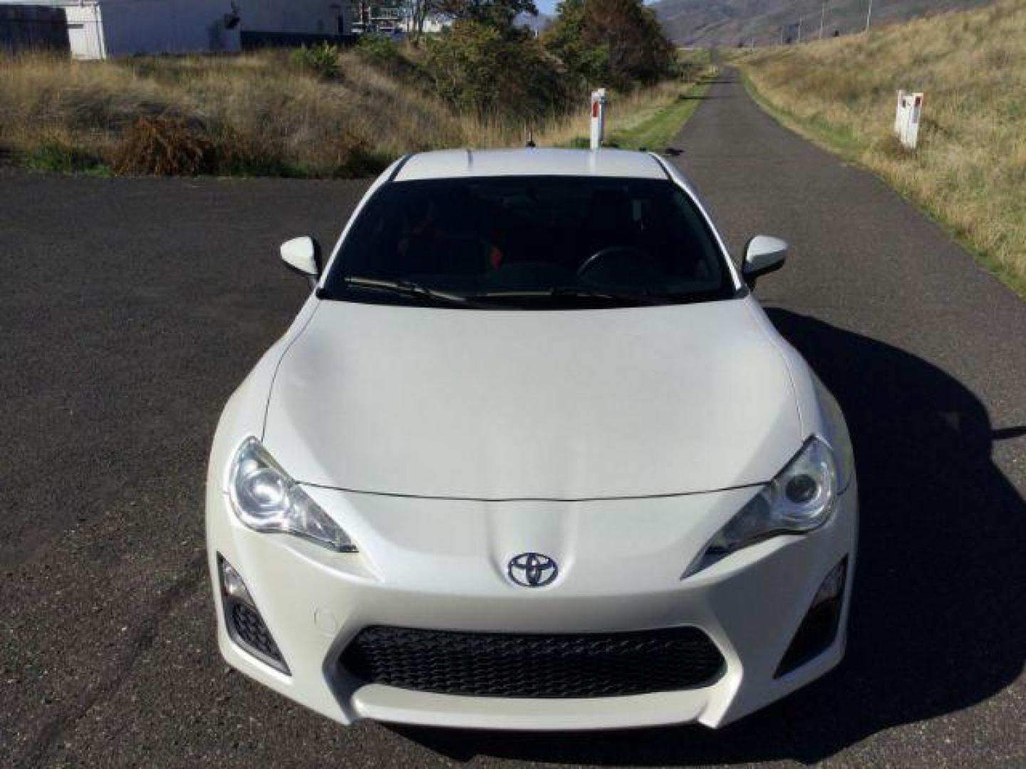 2013 Whiteout /Black Cloth Interior Scion FR-S 6MT (JF1ZNAA10D1) with an 2.0L H4 16V engine, 6-Speed Manual transmission, located at 1801 Main Street, Lewiston, 83501, (208) 743-9371, 46.417065, -117.004799 - Photo#12