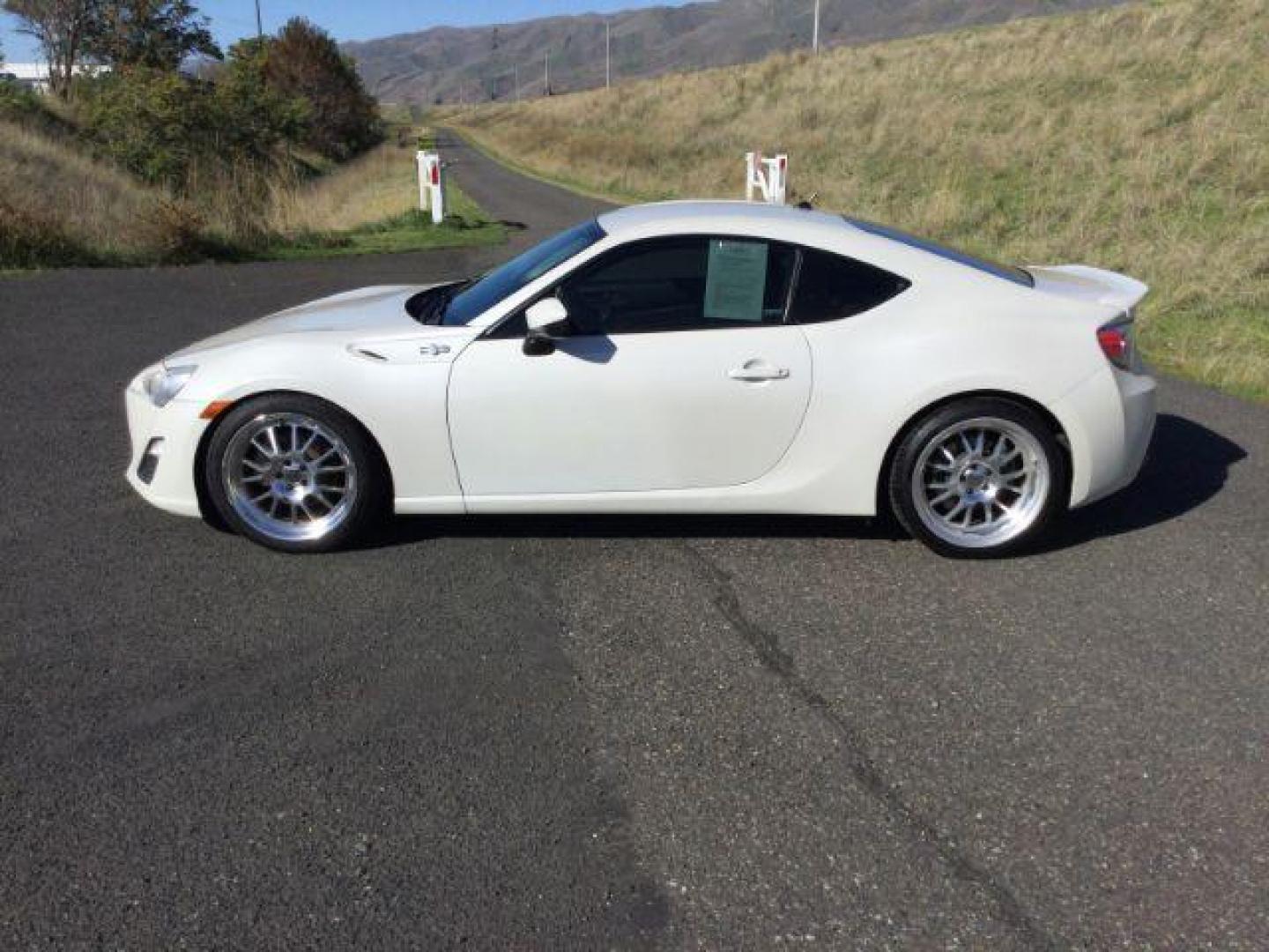 2013 Whiteout /Black Cloth Interior Scion FR-S 6MT (JF1ZNAA10D1) with an 2.0L H4 16V engine, 6-Speed Manual transmission, located at 1801 Main Street, Lewiston, 83501, (208) 743-9371, 46.417065, -117.004799 - Photo#1