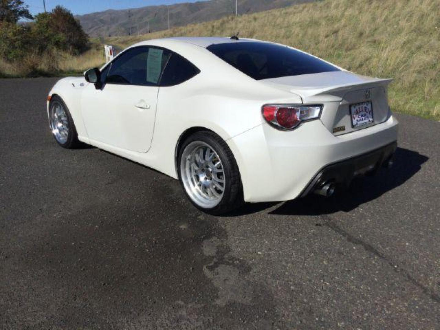 2013 Whiteout /Black Cloth Interior Scion FR-S 6MT (JF1ZNAA10D1) with an 2.0L H4 16V engine, 6-Speed Manual transmission, located at 1801 Main Street, Lewiston, 83501, (208) 743-9371, 46.417065, -117.004799 - Photo#2