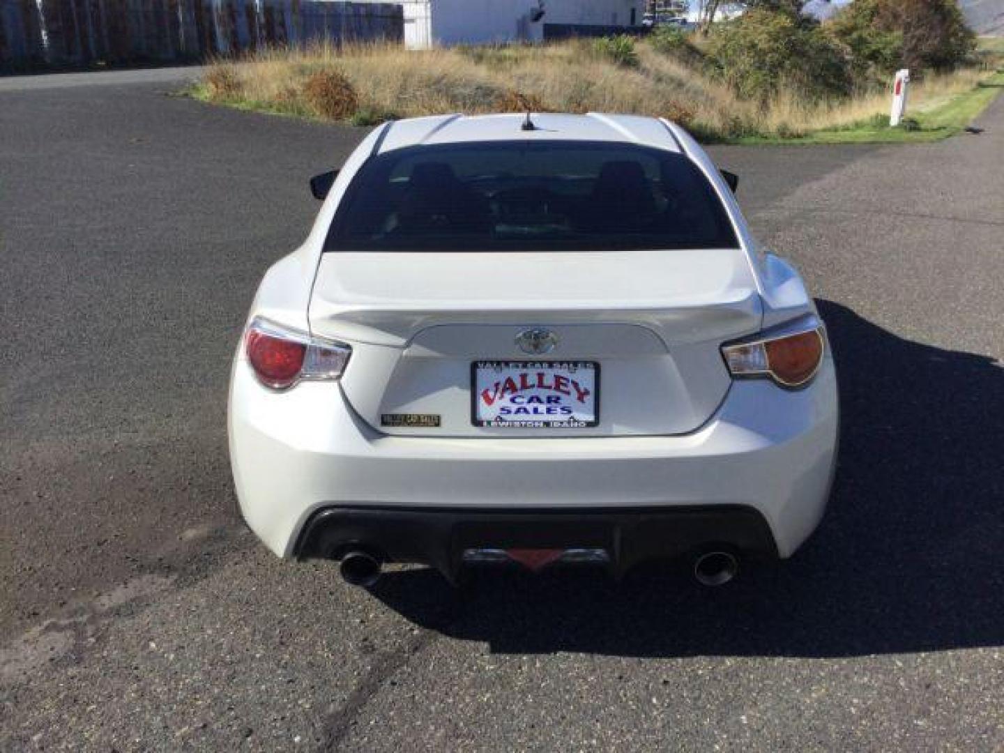 2013 Whiteout /Black Cloth Interior Scion FR-S 6MT (JF1ZNAA10D1) with an 2.0L H4 16V engine, 6-Speed Manual transmission, located at 1801 Main Street, Lewiston, 83501, (208) 743-9371, 46.417065, -117.004799 - Photo#4