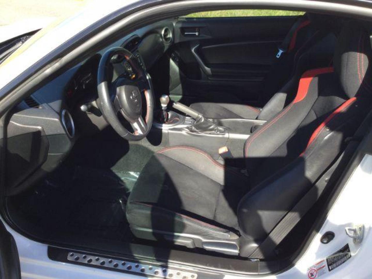 2013 Whiteout /Black Cloth Interior Scion FR-S 6MT (JF1ZNAA10D1) with an 2.0L H4 16V engine, 6-Speed Manual transmission, located at 1801 Main Street, Lewiston, 83501, (208) 743-9371, 46.417065, -117.004799 - Photo#5