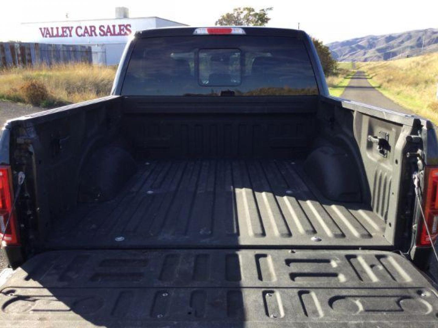 2015 Tuxedo Black Metallic /BLACK LEATHER Ford F-150 Lariat SuperCrew 5.5-ft. Bed 4WD (1FTEW1EG7FK) with an 3.5L V6 TURBO engine, 6-Speed Automatic transmission, located at 1801 Main Street, Lewiston, 83501, (208) 743-9371, 46.417065, -117.004799 - Photo#23