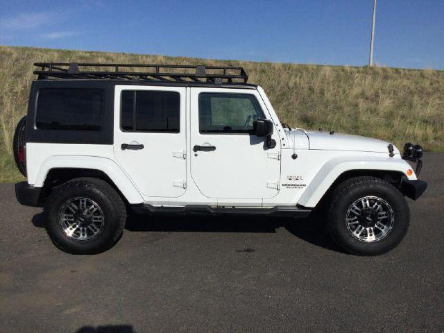 2016 Bright White Clear Coat /Black, leather Jeep Wrangler Unlimited Sahara 4WD (1C4BJWEG3GL) with an 3.6L V6 DOHC 24V FFV engine, 5-Speed Automatic transmission, located at 1801 Main Street, Lewiston, 83501, (208) 743-9371, 46.417065, -117.004799 - Photo#16