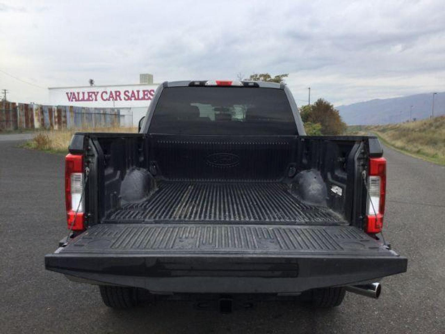 2017 Magnetic Metallic /GRAY CLOTH Ford F-250 SD XLT Crew Cab 4WD (1FT7W2B68HE) with an 6.2L V8 OHV 16V engine, 6-Speed Automatic transmission, located at 1801 Main Street, Lewiston, 83501, (208) 743-9371, 46.417065, -117.004799 - Photo#11