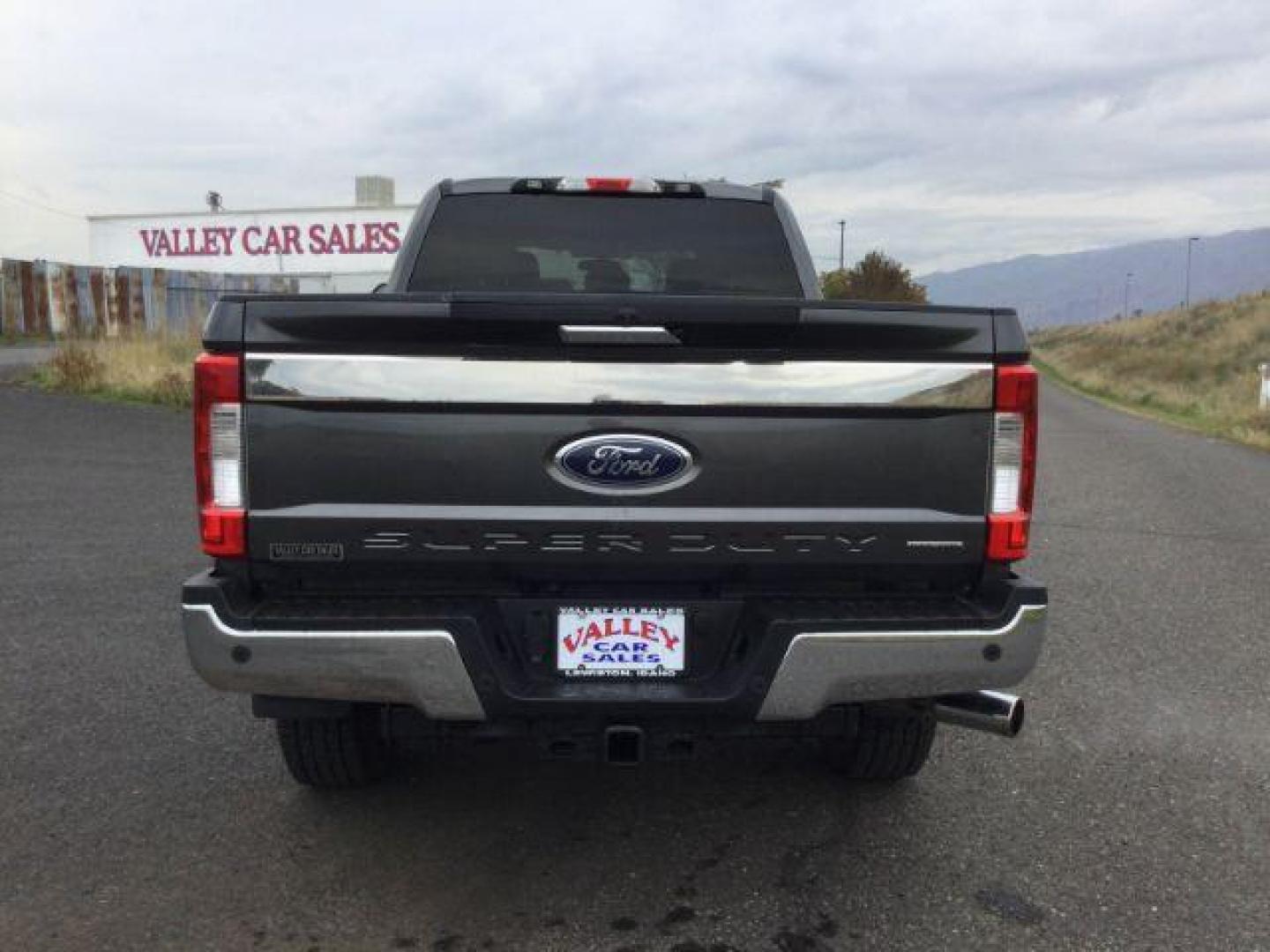 2017 Magnetic Metallic /GRAY CLOTH Ford F-250 SD XLT Crew Cab 4WD (1FT7W2B68HE) with an 6.2L V8 OHV 16V engine, 6-Speed Automatic transmission, located at 1801 Main Street, Lewiston, 83501, (208) 743-9371, 46.417065, -117.004799 - Photo#12