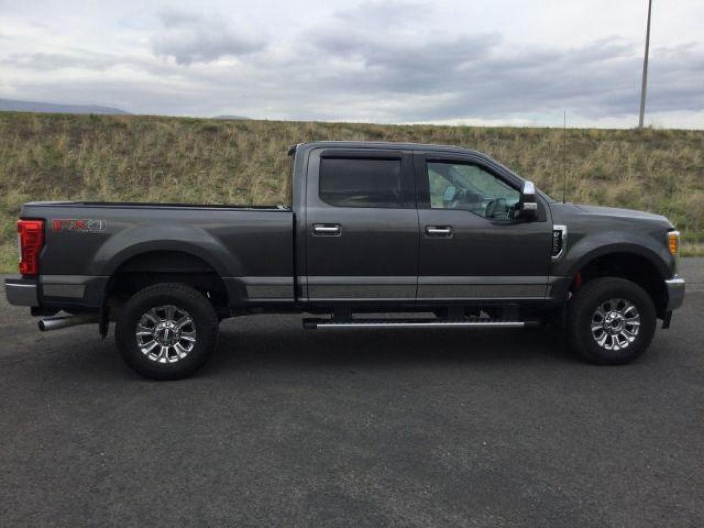 2017 Magnetic Metallic /GRAY CLOTH Ford F-250 SD XLT Crew Cab 4WD (1FT7W2B68HE) with an 6.2L V8 OHV 16V engine, 6-Speed Automatic transmission, located at 1801 Main Street, Lewiston, 83501, (208) 743-9371, 46.417065, -117.004799 - Photo#14