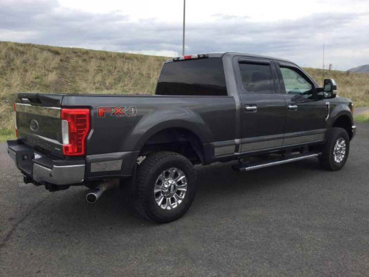 2017 Magnetic Metallic /GRAY CLOTH Ford F-250 SD XLT Crew Cab 4WD (1FT7W2B68HE) with an 6.2L V8 OHV 16V engine, 6-Speed Automatic transmission, located at 1801 Main Street, Lewiston, 83501, (208) 743-9371, 46.417065, -117.004799 - Photo#15