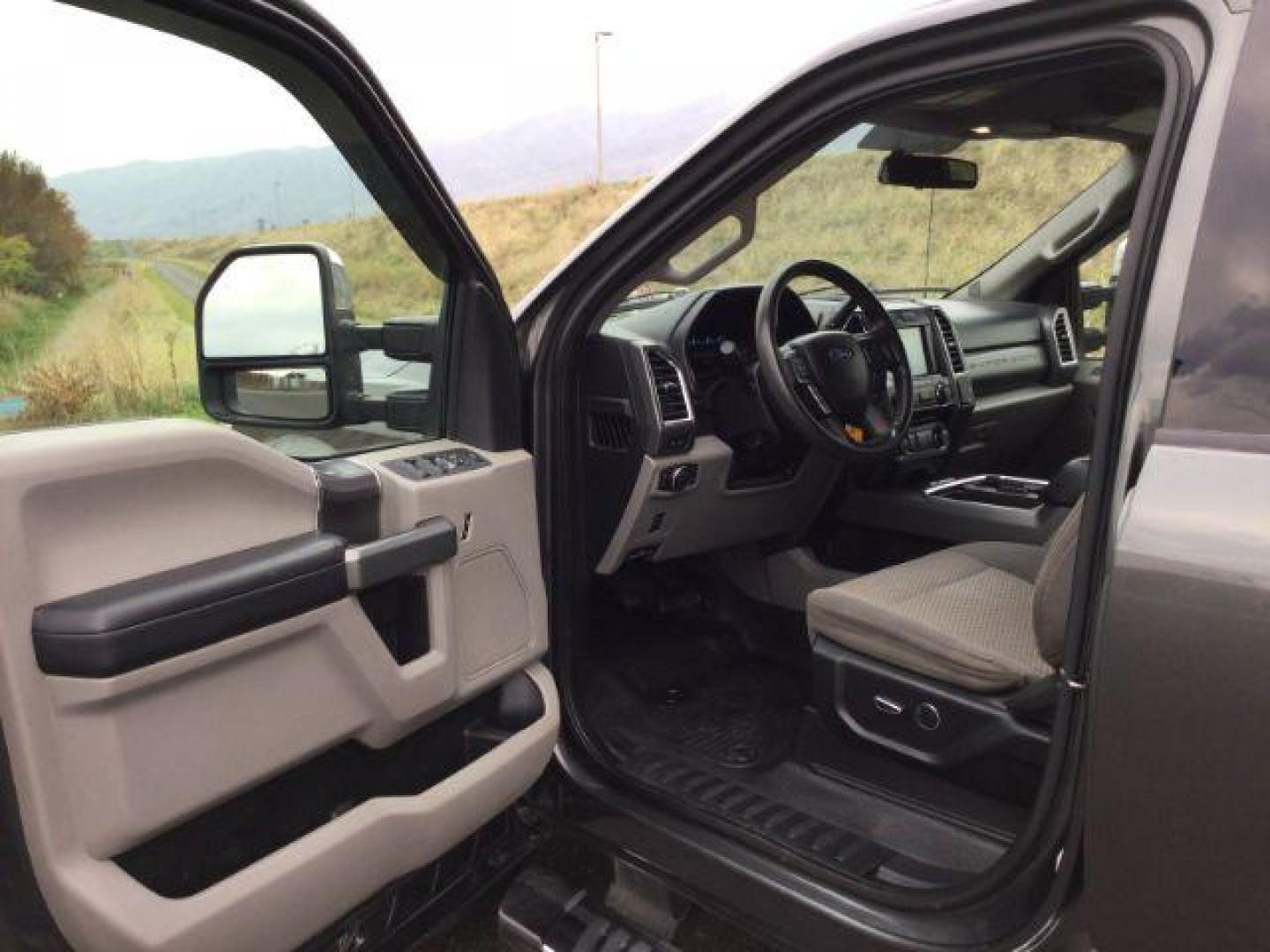 2017 Magnetic Metallic /GRAY CLOTH Ford F-250 SD XLT Crew Cab 4WD (1FT7W2B68HE) with an 6.2L V8 OHV 16V engine, 6-Speed Automatic transmission, located at 1801 Main Street, Lewiston, 83501, (208) 743-9371, 46.417065, -117.004799 - Photo#4