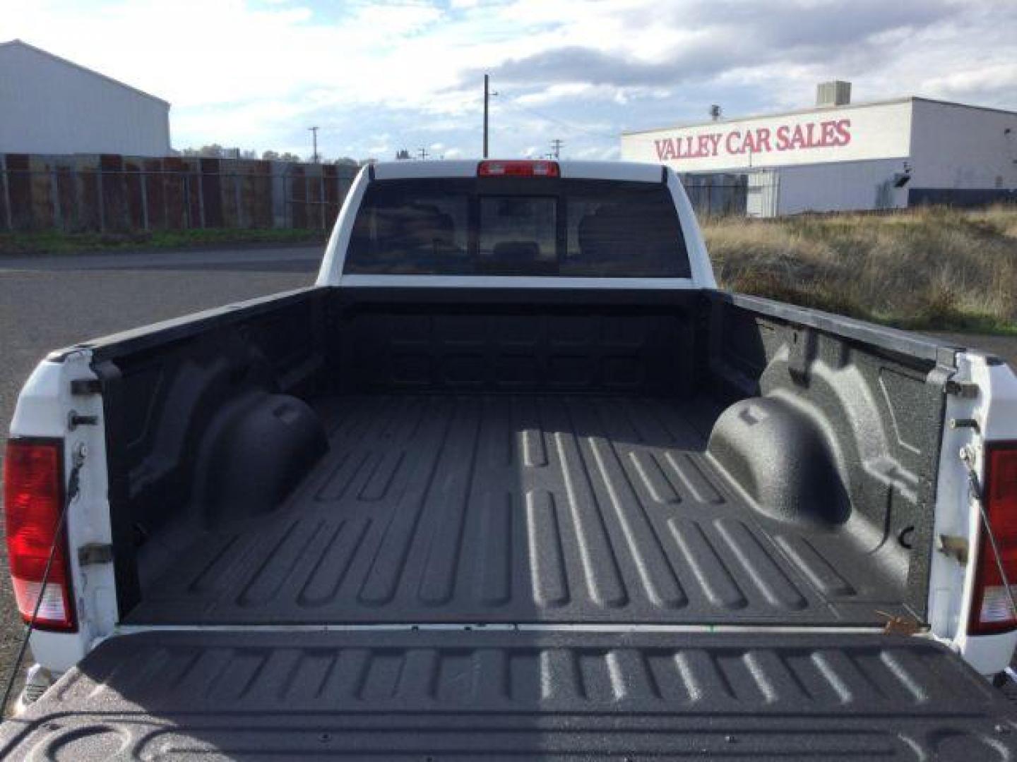 2017 Bright White Clear Coat /Brown Cloth RAM 2500 SLT Crew Cab LWB 4WD (3C6TR5JT7HG) with an 5.7L V8 OHV 16V engine, 6-Speed Automatic transmission, located at 1801 Main Street, Lewiston, 83501, (208) 743-9371, 46.417065, -117.004799 - Photo#9