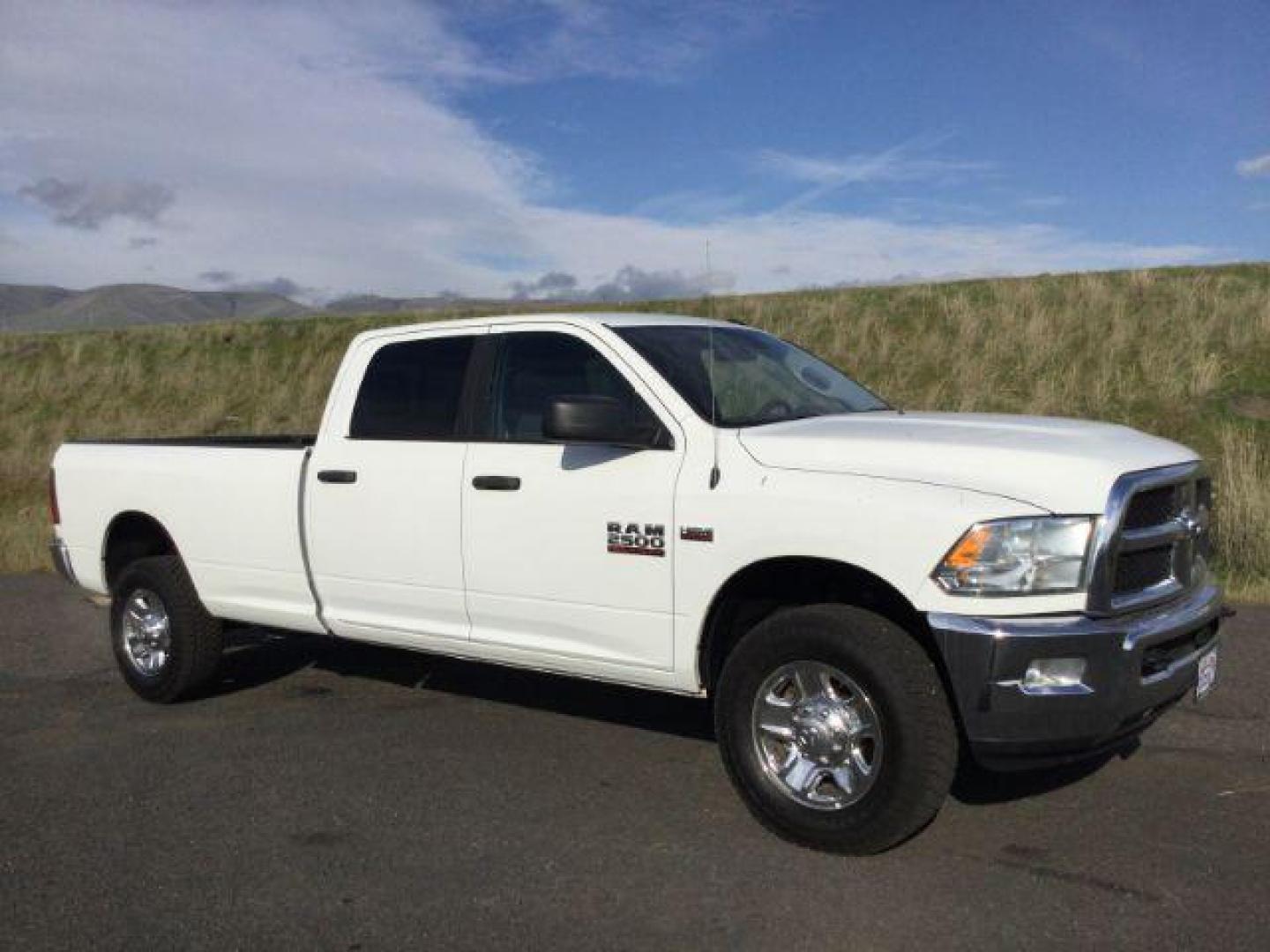 2017 Bright White Clear Coat /Brown Cloth RAM 2500 SLT Crew Cab LWB 4WD (3C6TR5JT7HG) with an 5.7L V8 OHV 16V engine, 6-Speed Automatic transmission, located at 1801 Main Street, Lewiston, 83501, (208) 743-9371, 46.417065, -117.004799 - Photo#12