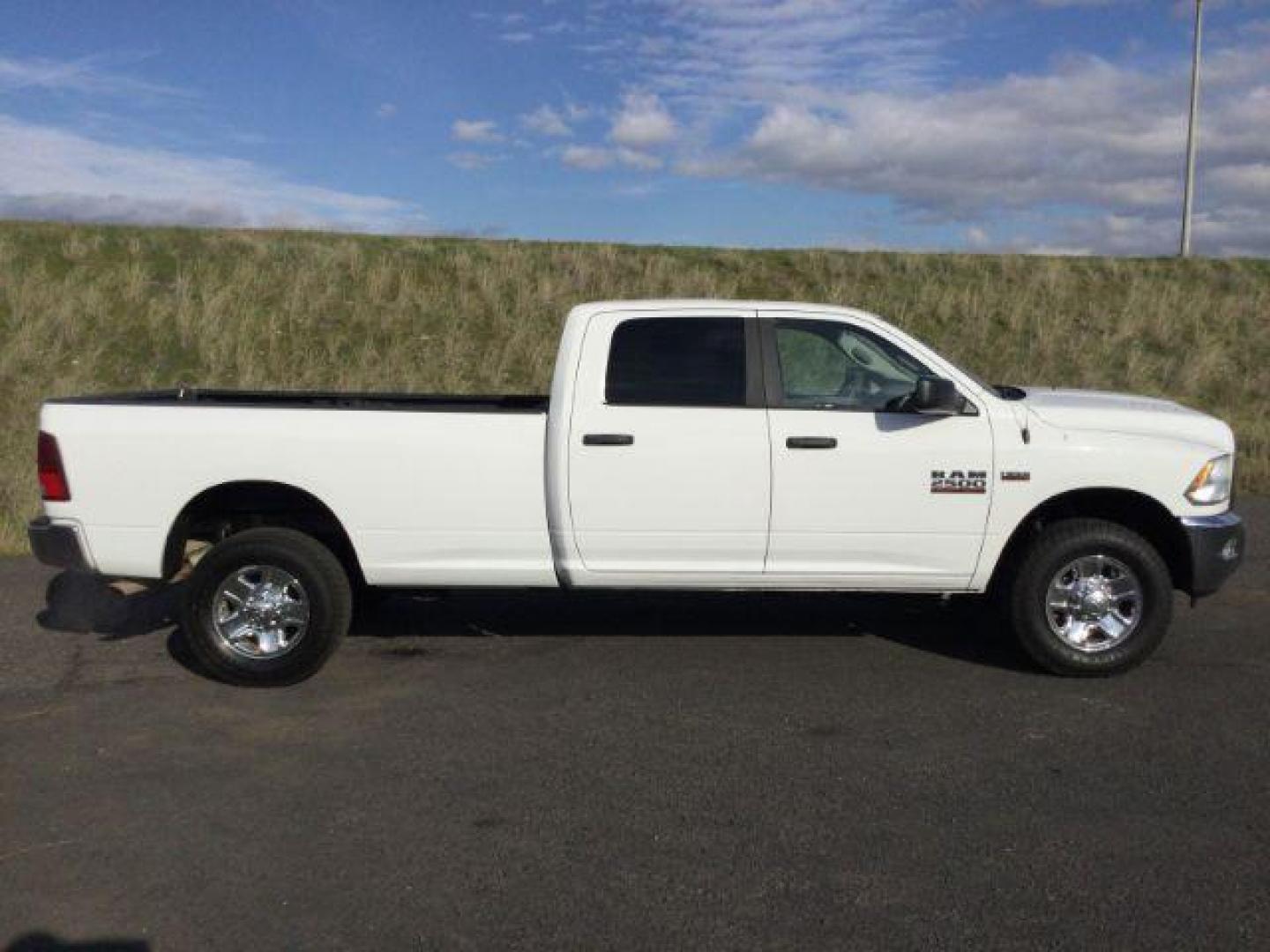 2017 Bright White Clear Coat /Brown Cloth RAM 2500 SLT Crew Cab LWB 4WD (3C6TR5JT7HG) with an 5.7L V8 OHV 16V engine, 6-Speed Automatic transmission, located at 1801 Main Street, Lewiston, 83501, (208) 743-9371, 46.417065, -117.004799 - Photo#13