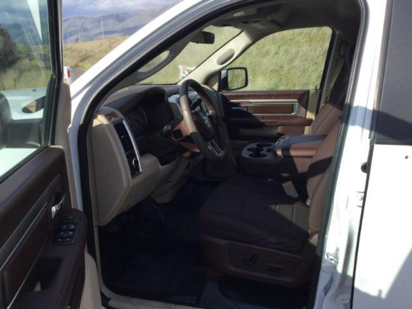 2017 Bright White Clear Coat /Brown Cloth RAM 2500 SLT Crew Cab LWB 4WD (3C6TR5JT7HG) with an 5.7L V8 OHV 16V engine, 6-Speed Automatic transmission, located at 1801 Main Street, Lewiston, 83501, (208) 743-9371, 46.417065, -117.004799 - Photo#17