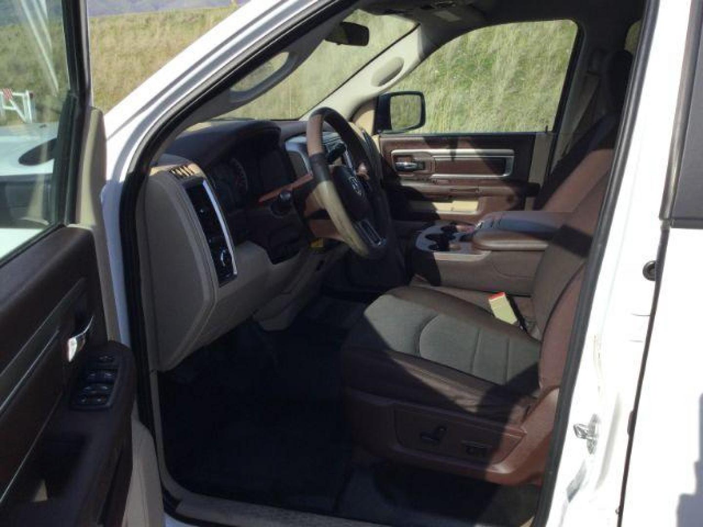 2017 Bright White Clear Coat /Brown Cloth RAM 2500 SLT Crew Cab LWB 4WD (3C6TR5JT7HG) with an 5.7L V8 OHV 16V engine, 6-Speed Automatic transmission, located at 1801 Main Street, Lewiston, 83501, (208) 743-9371, 46.417065, -117.004799 - Photo#3