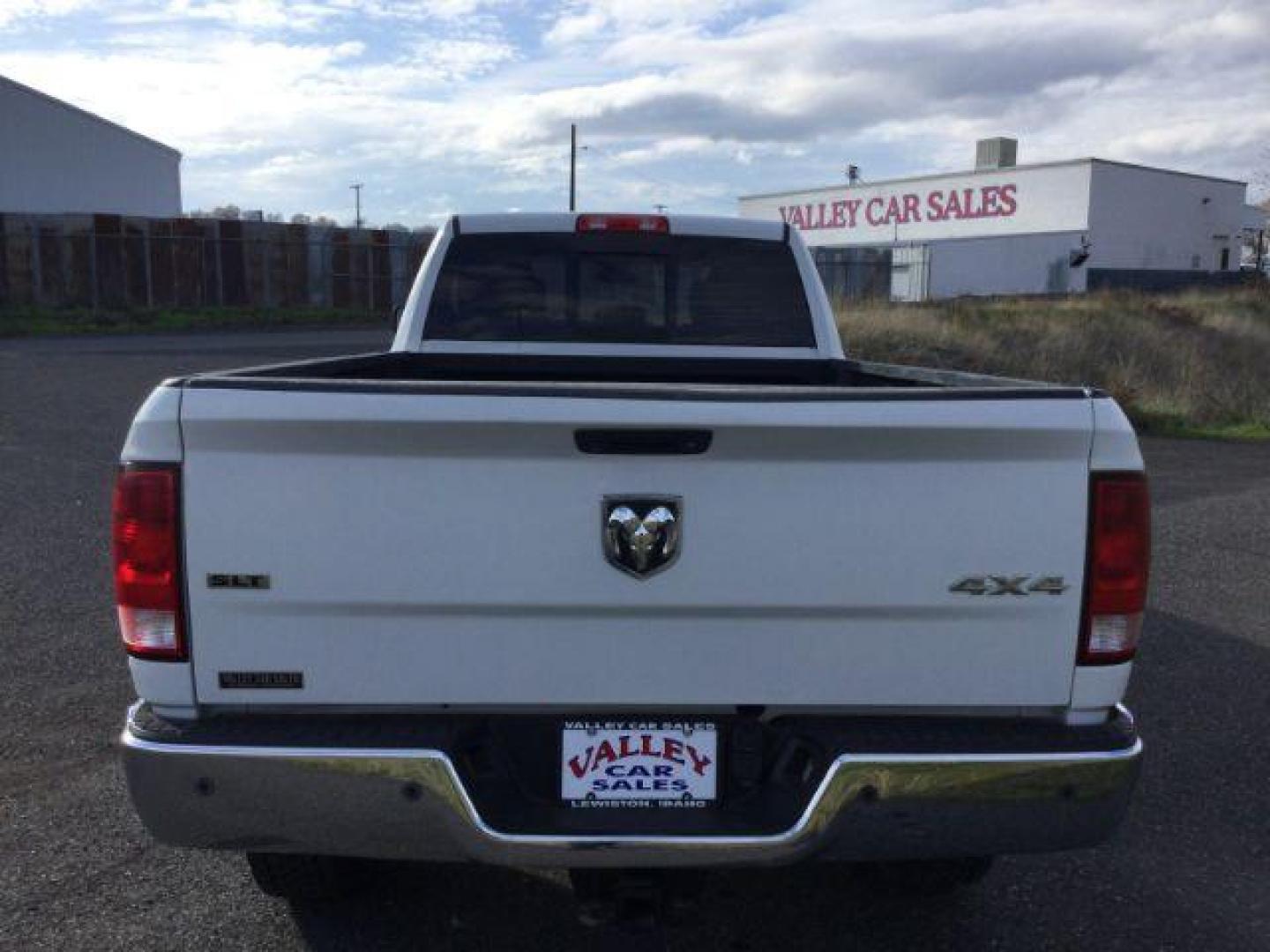 2017 Bright White Clear Coat /Brown Cloth RAM 2500 SLT Crew Cab LWB 4WD (3C6TR5JT7HG) with an 5.7L V8 OHV 16V engine, 6-Speed Automatic transmission, located at 1801 Main Street, Lewiston, 83501, (208) 743-9371, 46.417065, -117.004799 - Photo#8