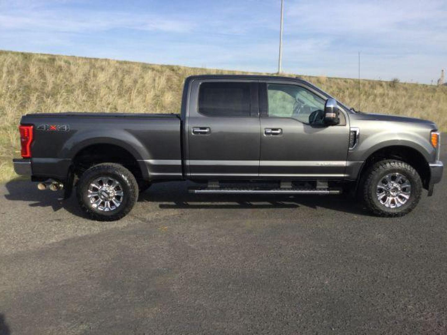 2017 Magnetic Metallic /BLACK LEATHER Ford F-250 SD Lariat Crew Cab 4WD (1FT7W2BT8HE) with an 6.7L V8 OHV 16V DIESEL engine, 6-Speed Automatic transmission, located at 1801 Main Street, Lewiston, 83501, (208) 743-9371, 46.417065, -117.004799 - Photo#14