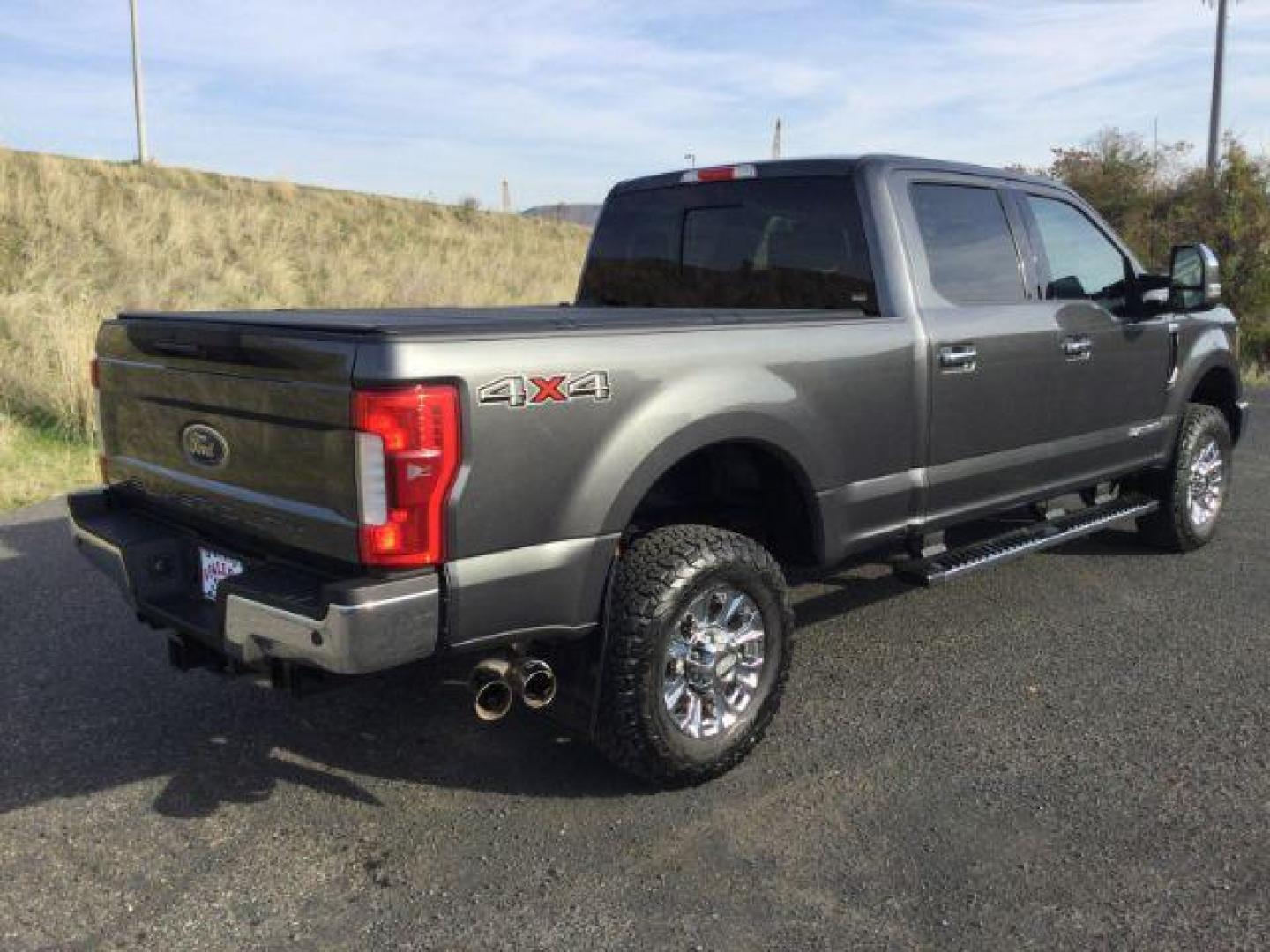 2017 Magnetic Metallic /BLACK LEATHER Ford F-250 SD Lariat Crew Cab 4WD (1FT7W2BT8HE) with an 6.7L V8 OHV 16V DIESEL engine, 6-Speed Automatic transmission, located at 1801 Main Street, Lewiston, 83501, (208) 743-9371, 46.417065, -117.004799 - Photo#15