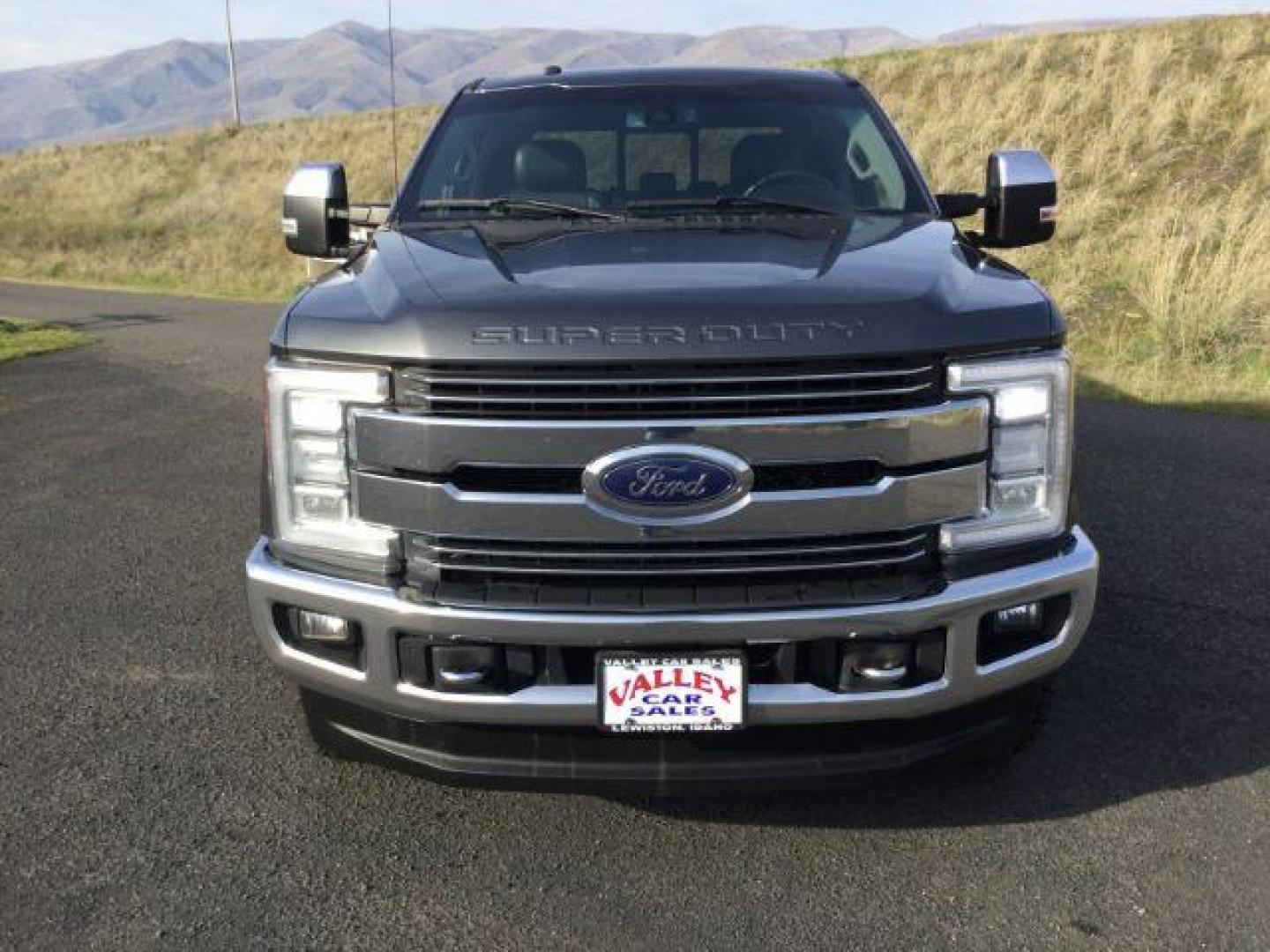 2017 Magnetic Metallic /BLACK LEATHER Ford F-250 SD Lariat Crew Cab 4WD (1FT7W2BT8HE) with an 6.7L V8 OHV 16V DIESEL engine, 6-Speed Automatic transmission, located at 1801 Main Street, Lewiston, 83501, (208) 743-9371, 46.417065, -117.004799 - Photo#16