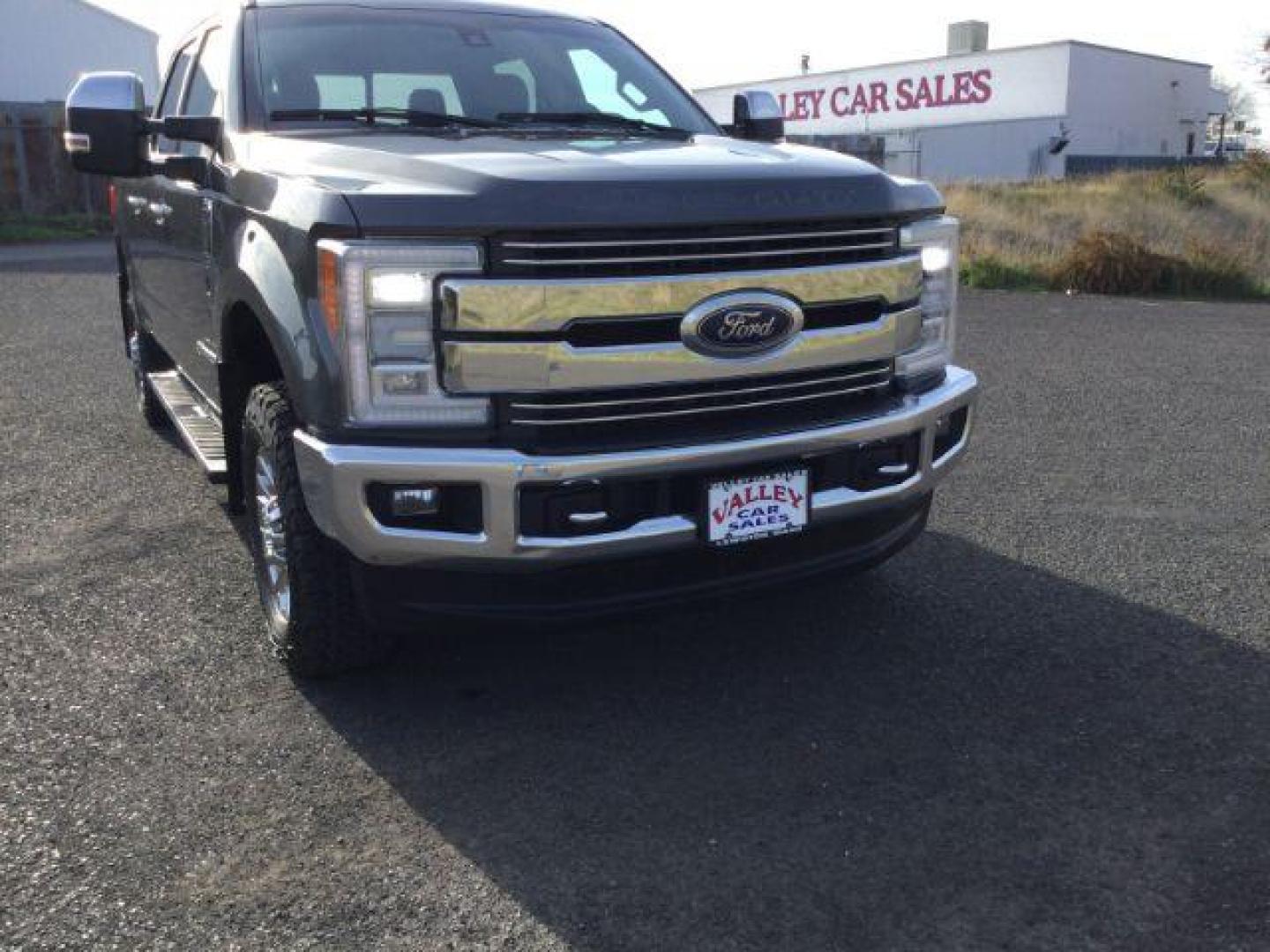 2017 Magnetic Metallic /BLACK LEATHER Ford F-250 SD Lariat Crew Cab 4WD (1FT7W2BT8HE) with an 6.7L V8 OHV 16V DIESEL engine, 6-Speed Automatic transmission, located at 1801 Main Street, Lewiston, 83501, (208) 743-9371, 46.417065, -117.004799 - Photo#25