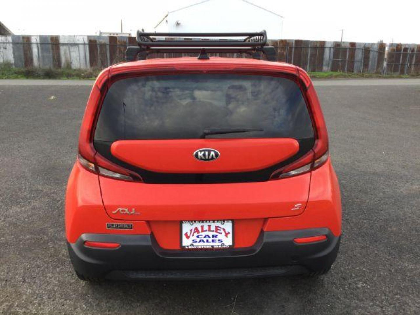 2020 Inferno Red /Black Woven Cloth, cloth Kia Soul S (KNDJ23AU1L7) with an 2.0L L4 DOHC 16V engine, Continuously Variable Transmission transmission, located at 1801 Main Street, Lewiston, 83501, (208) 743-9371, 46.417065, -117.004799 - Photo#9