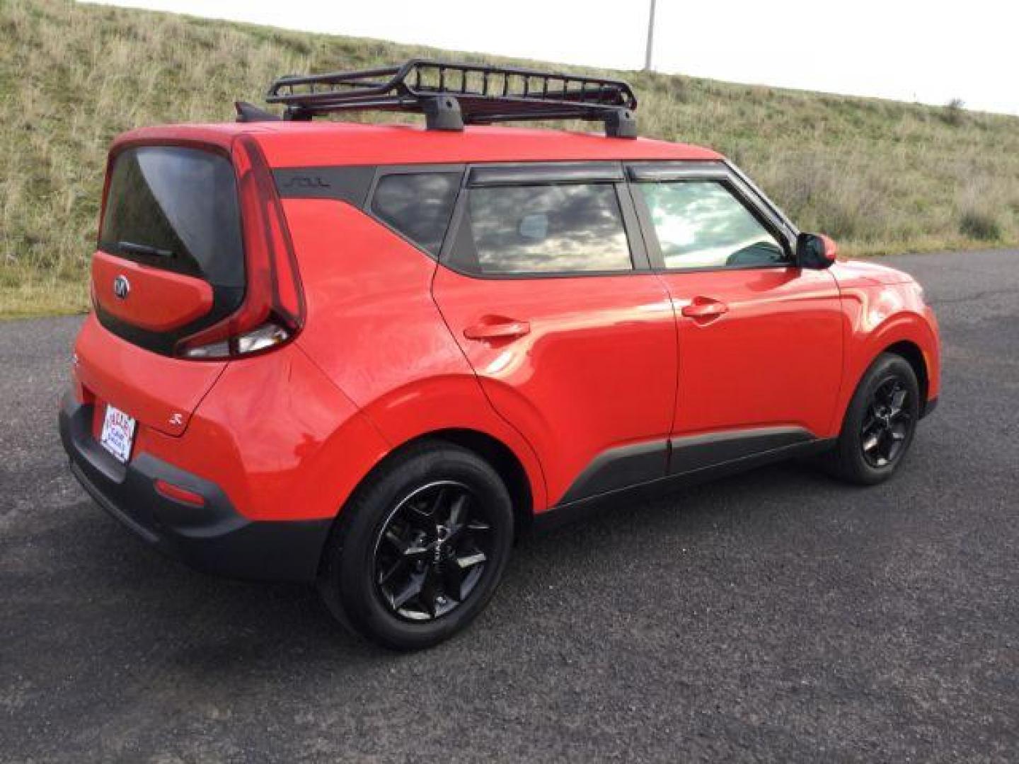 2020 Inferno Red /Black Woven Cloth, cloth Kia Soul S (KNDJ23AU1L7) with an 2.0L L4 DOHC 16V engine, Continuously Variable Transmission transmission, located at 1801 Main Street, Lewiston, 83501, (208) 743-9371, 46.417065, -117.004799 - Photo#18