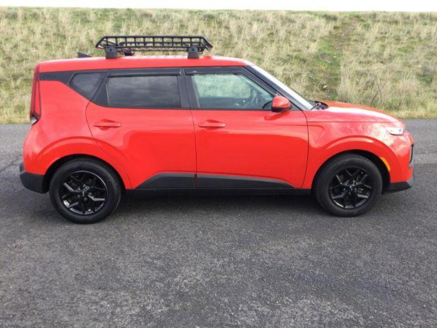 2020 Inferno Red /Black Woven Cloth, cloth Kia Soul S (KNDJ23AU1L7) with an 2.0L L4 DOHC 16V engine, Continuously Variable Transmission transmission, located at 1801 Main Street, Lewiston, 83501, (208) 743-9371, 46.417065, -117.004799 - Photo#19