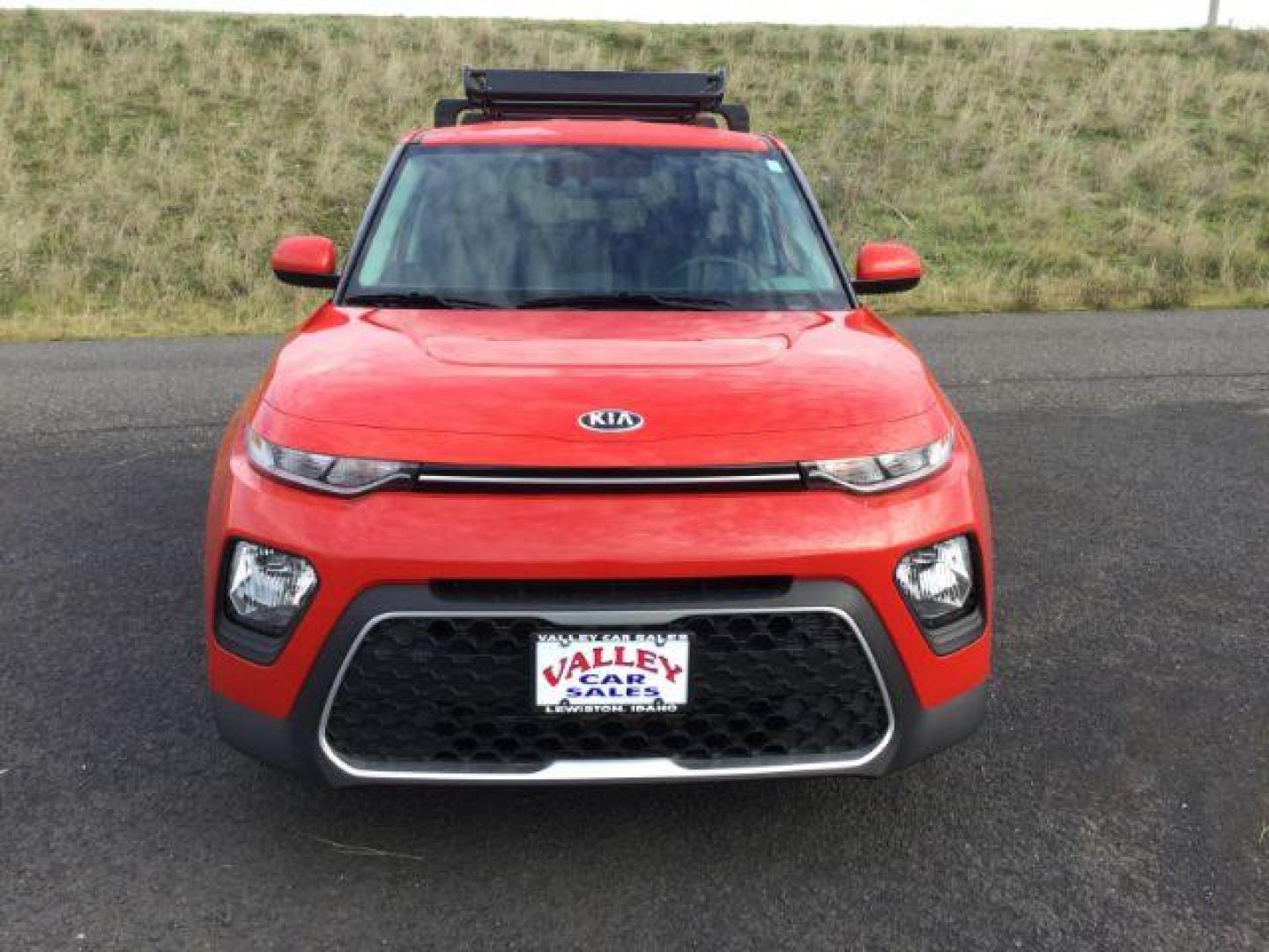 2020 Inferno Red /Black Woven Cloth, cloth Kia Soul S (KNDJ23AU1L7) with an 2.0L L4 DOHC 16V engine, Continuously Variable Transmission transmission, located at 1801 Main Street, Lewiston, 83501, (208) 743-9371, 46.417065, -117.004799 - Photo#5