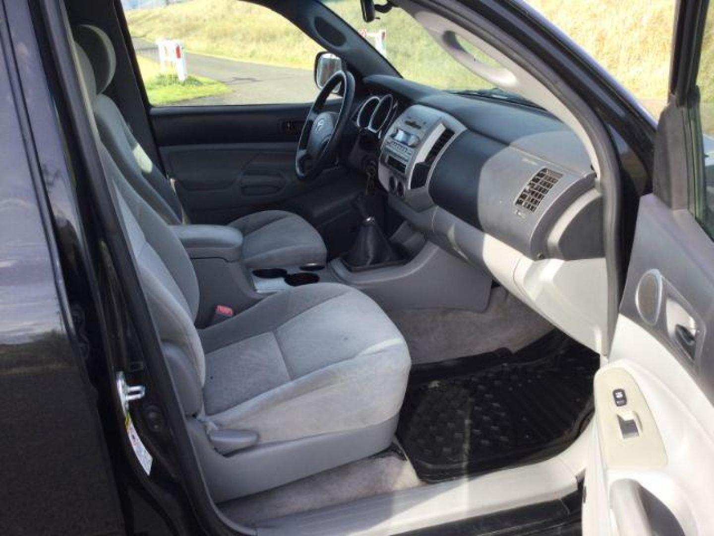 2006 Black Sand Pearl /Graphite Cloth Interior Toyota Tacoma Double Cab V6 4WD (5TELU42N06Z) with an 4.0L V6 DOHC 24V engine, 6-Speed Manual transmission, located at 1801 Main Street, Lewiston, 83501, (208) 743-9371, 46.417065, -117.004799 - Photo#9