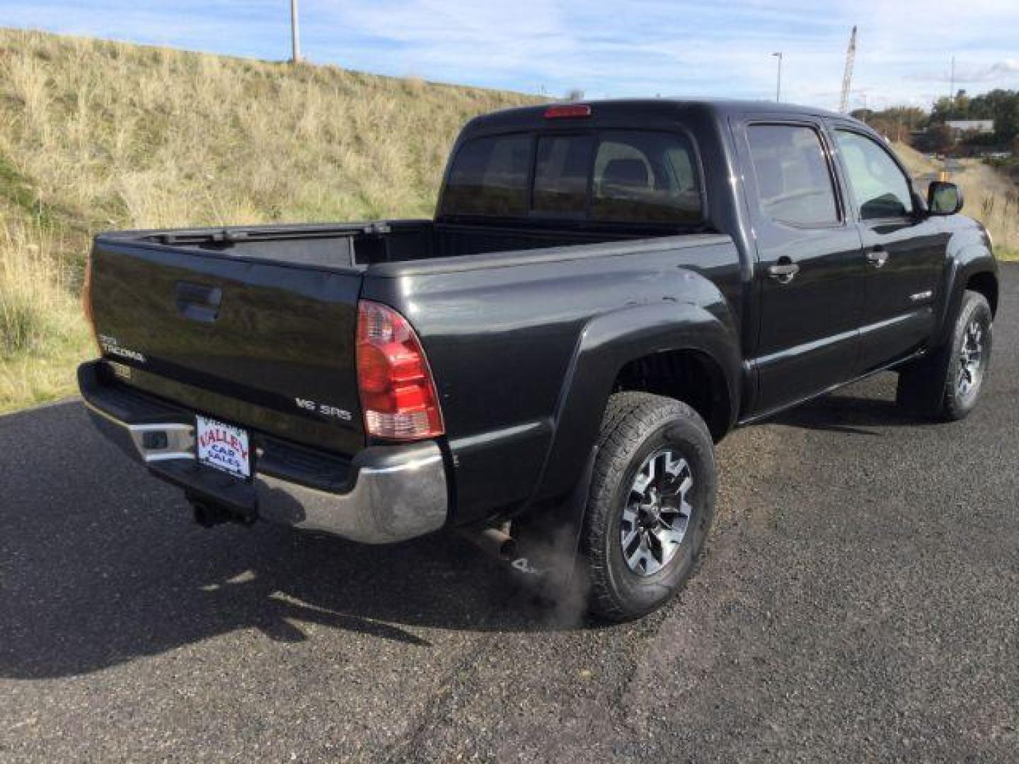 2006 Black Sand Pearl /Graphite Cloth Interior Toyota Tacoma Double Cab V6 4WD (5TELU42N06Z) with an 4.0L V6 DOHC 24V engine, 6-Speed Manual transmission, located at 1801 Main Street, Lewiston, 83501, (208) 743-9371, 46.417065, -117.004799 - Photo#11