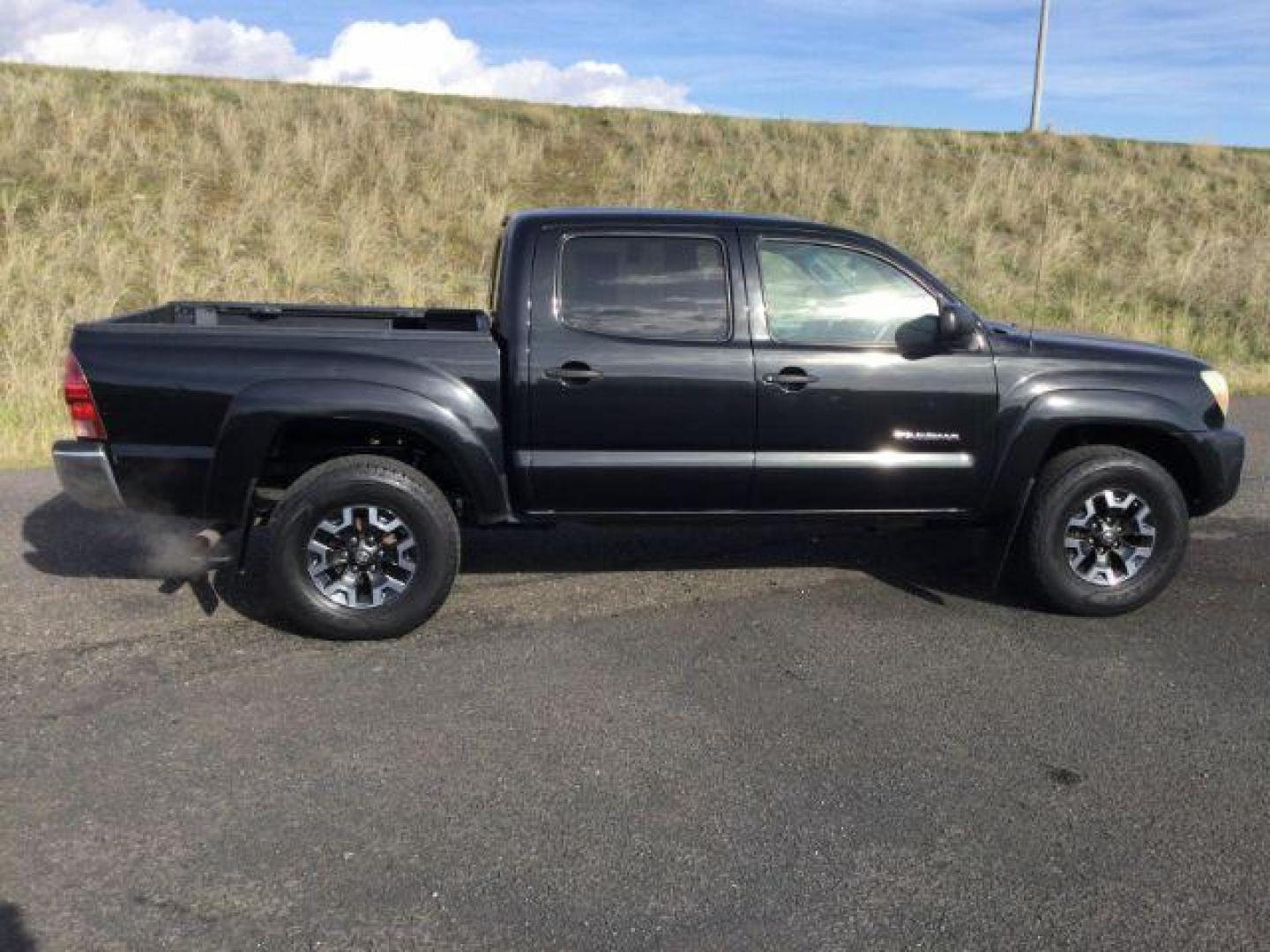 2006 Black Sand Pearl /Graphite Cloth Interior Toyota Tacoma Double Cab V6 4WD (5TELU42N06Z) with an 4.0L V6 DOHC 24V engine, 6-Speed Manual transmission, located at 1801 Main Street, Lewiston, 83501, (208) 743-9371, 46.417065, -117.004799 - Photo#13