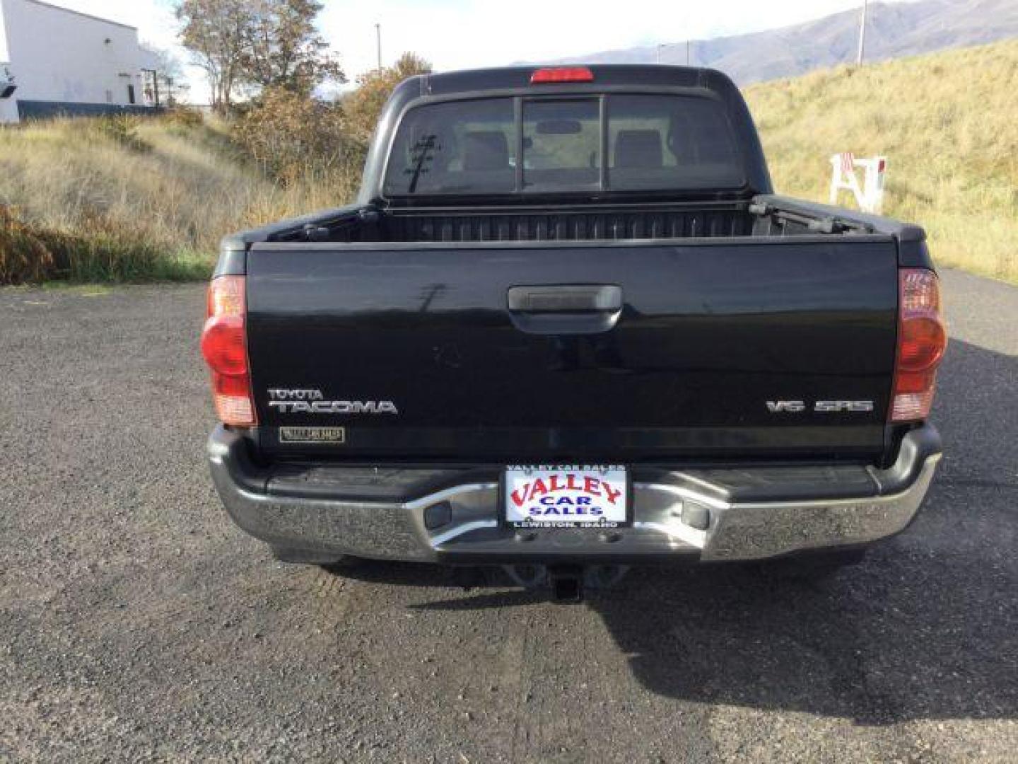 2006 Black Sand Pearl /Graphite Cloth Interior Toyota Tacoma Double Cab V6 4WD (5TELU42N06Z) with an 4.0L V6 DOHC 24V engine, 6-Speed Manual transmission, located at 1801 Main Street, Lewiston, 83501, (208) 743-9371, 46.417065, -117.004799 - Photo#17