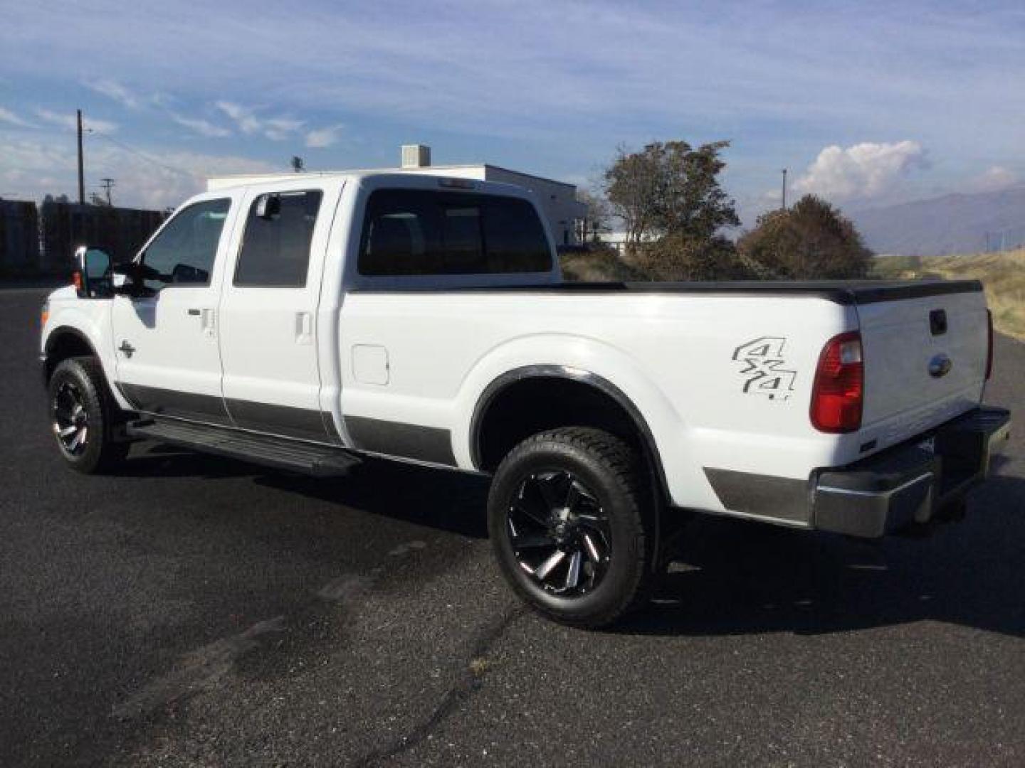 2016 WHITE /BLACK LEATHER Ford F-350 SD Lariat Crew Cab Long Bed 4WD (1FT8W3BT7GE) with an 6.7L V8 OHV 16V DIESEL engine, 6-Speed Automatic transmission, located at 1801 Main Street, Lewiston, 83501, (208) 743-9371, 46.417065, -117.004799 - Photo#2