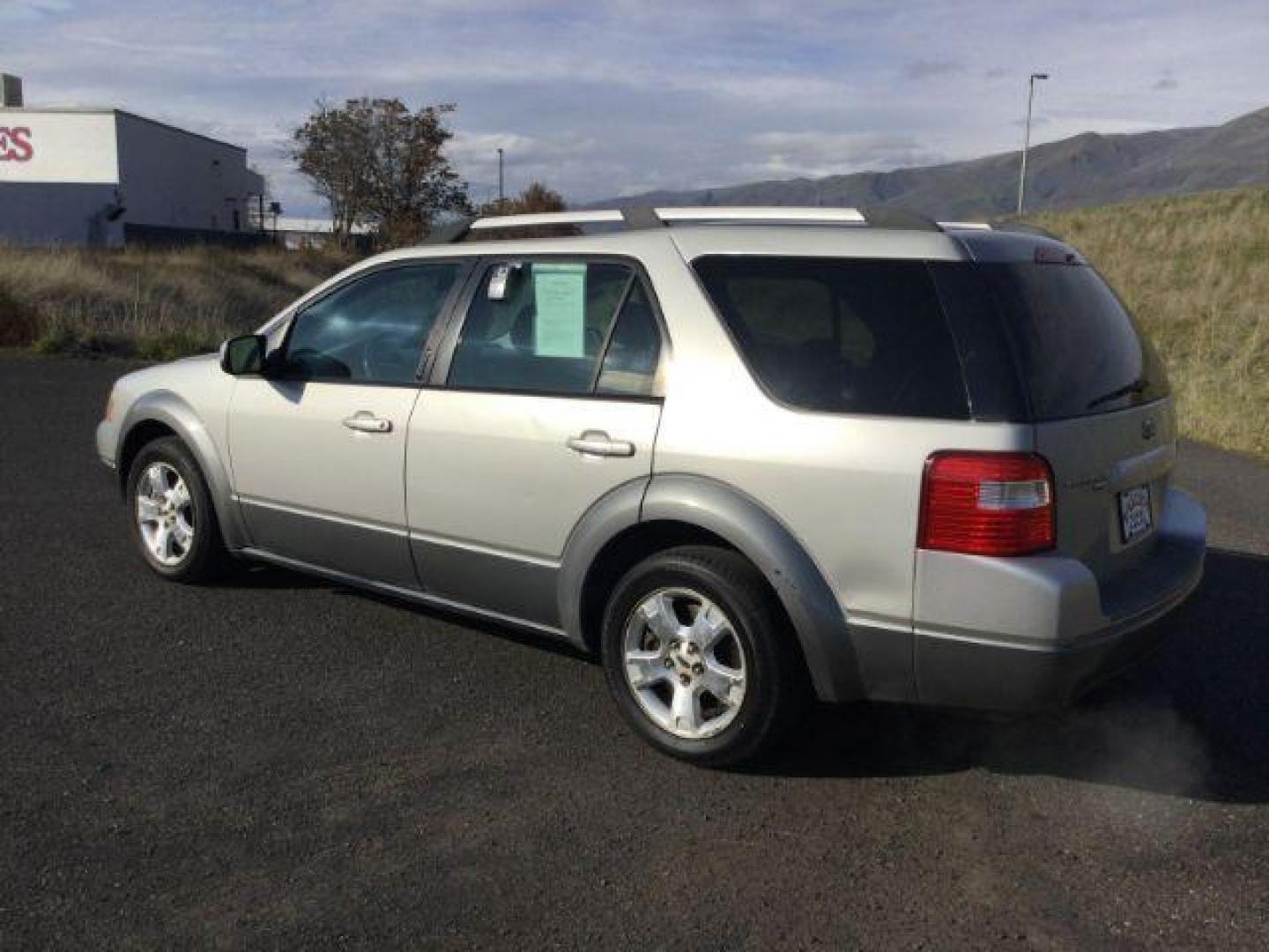 2006 Silver Metallic /Pebble Leather Interior Ford Freestyle SEL AWD (1FMDK05116G) with an 3.0L V6 DOHC 24V engine, Continuously Variable Transmission transmission, located at 1801 Main Street, Lewiston, 83501, (208) 743-9371, 46.417065, -117.004799 - Photo#2