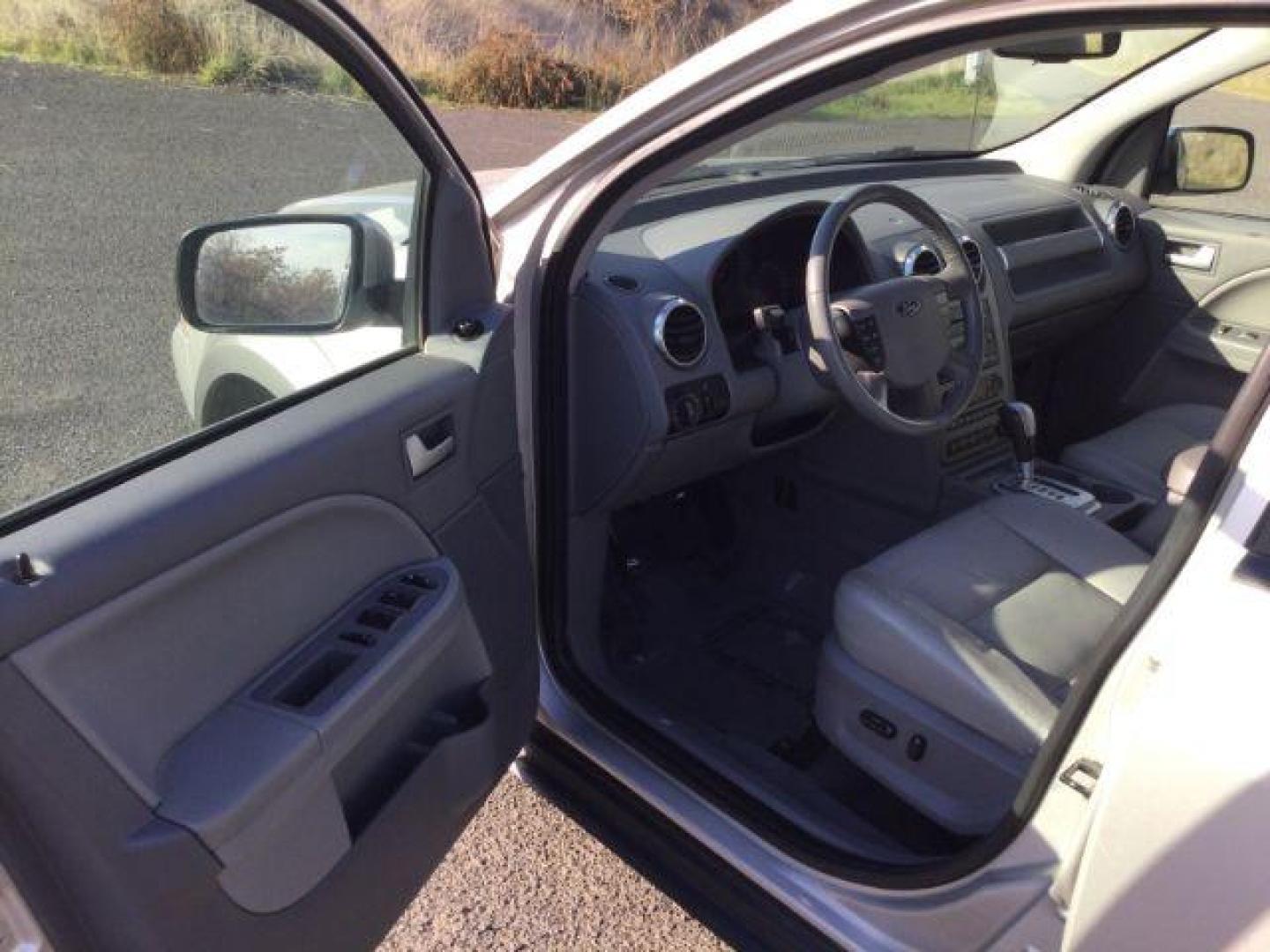 2006 Silver Metallic /Pebble Leather Interior Ford Freestyle SEL AWD (1FMDK05116G) with an 3.0L V6 DOHC 24V engine, Continuously Variable Transmission transmission, located at 1801 Main Street, Lewiston, 83501, (208) 743-9371, 46.417065, -117.004799 - Photo#3