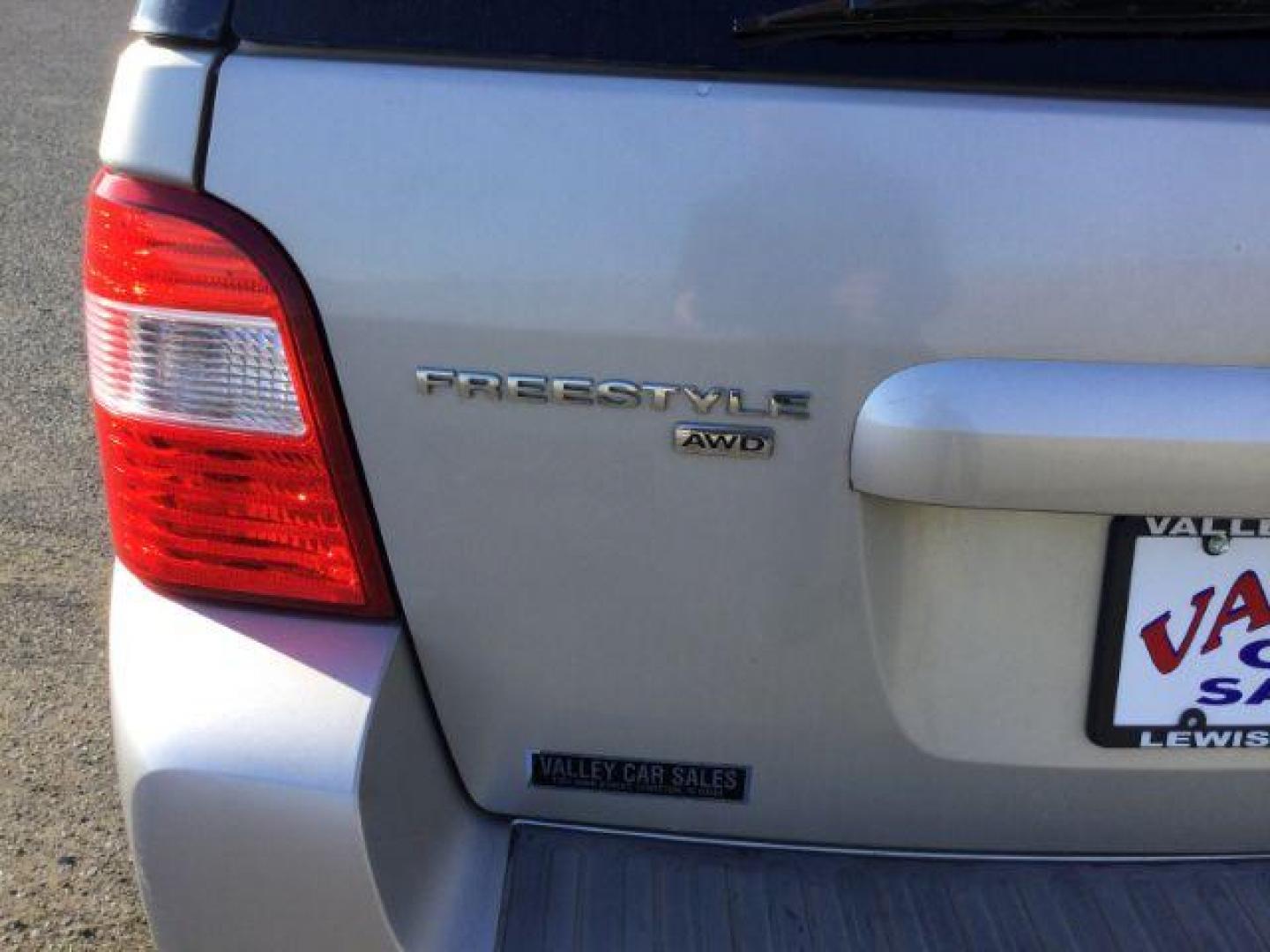 2006 Silver Metallic /Pebble Leather Interior Ford Freestyle SEL AWD (1FMDK05116G) with an 3.0L V6 DOHC 24V engine, Continuously Variable Transmission transmission, located at 1801 Main Street, Lewiston, 83501, (208) 743-9371, 46.417065, -117.004799 - Photo#7