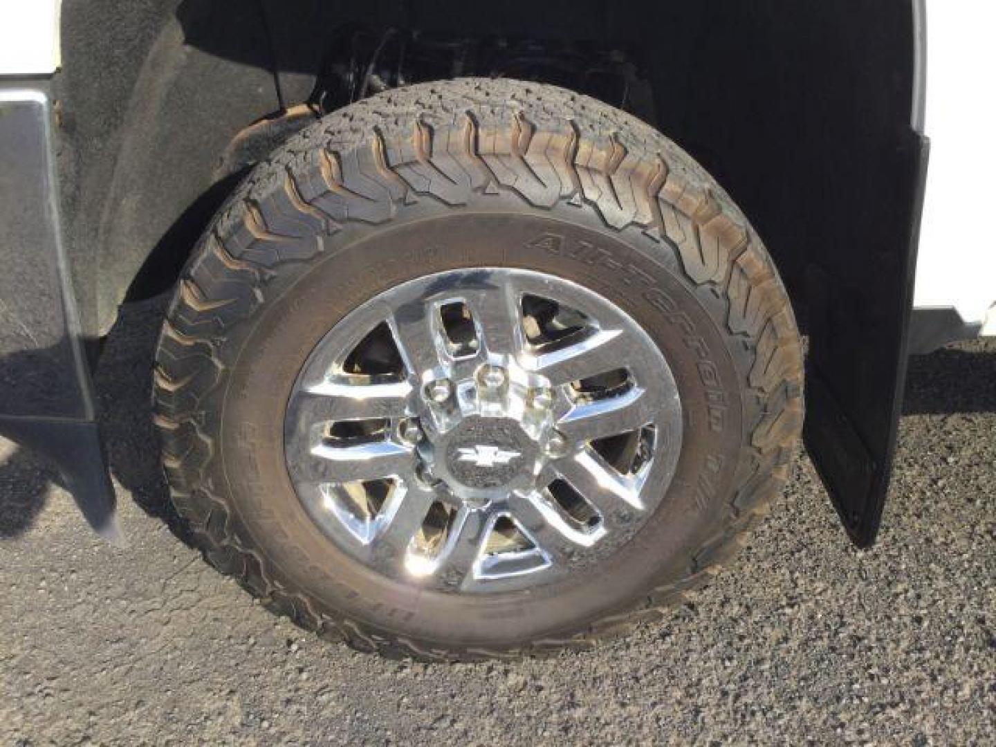 2017 Summit White /Jet Black, cloth Chevrolet Silverado 3500HD LT Crew Cab Long Box 4WD (1GC4KZEG9HF) with an 6.0L V8 OHV 16V FFV engine, 6-Speed Automatic transmission, located at 1801 Main Street, Lewiston, 83501, (208) 743-9371, 46.417065, -117.004799 - Photo#12