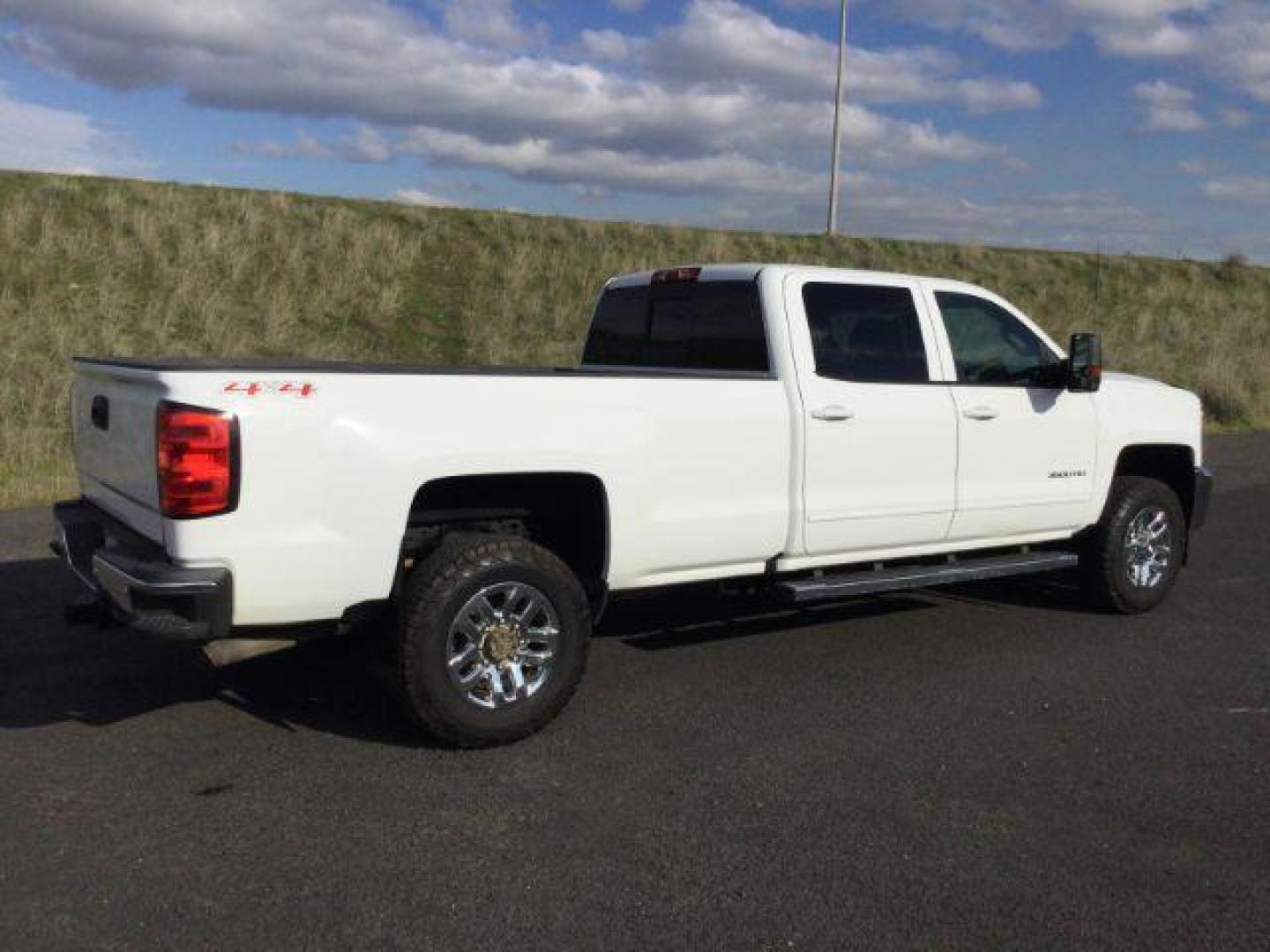 2017 Summit White /Jet Black, cloth Chevrolet Silverado 3500HD LT Crew Cab Long Box 4WD (1GC4KZEG9HF) with an 6.0L V8 OHV 16V FFV engine, 6-Speed Automatic transmission, located at 1801 Main Street, Lewiston, 83501, (208) 743-9371, 46.417065, -117.004799 - Photo#13