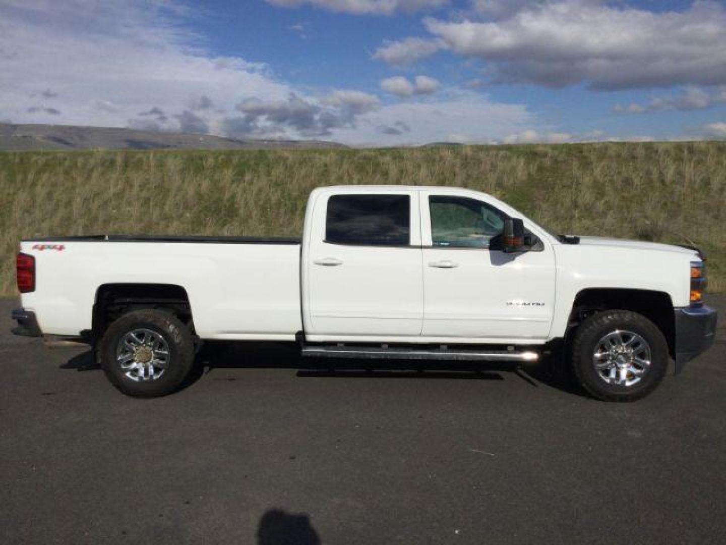 2017 Summit White /Jet Black, cloth Chevrolet Silverado 3500HD LT Crew Cab Long Box 4WD (1GC4KZEG9HF) with an 6.0L V8 OHV 16V FFV engine, 6-Speed Automatic transmission, located at 1801 Main Street, Lewiston, 83501, (208) 743-9371, 46.417065, -117.004799 - Photo#14