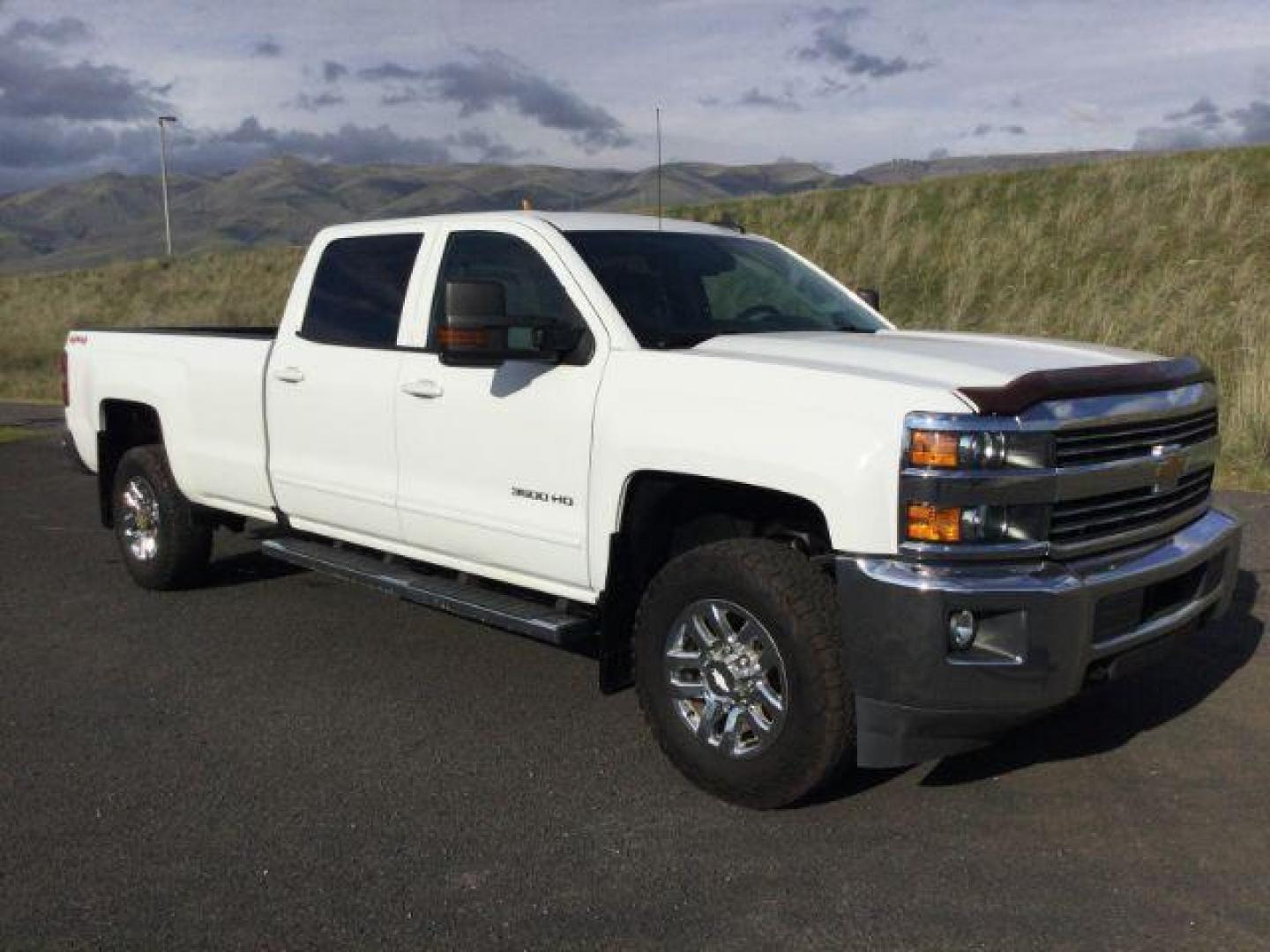 2017 Summit White /Jet Black, cloth Chevrolet Silverado 3500HD LT Crew Cab Long Box 4WD (1GC4KZEG9HF) with an 6.0L V8 OHV 16V FFV engine, 6-Speed Automatic transmission, located at 1801 Main Street, Lewiston, 83501, (208) 743-9371, 46.417065, -117.004799 - Photo#15