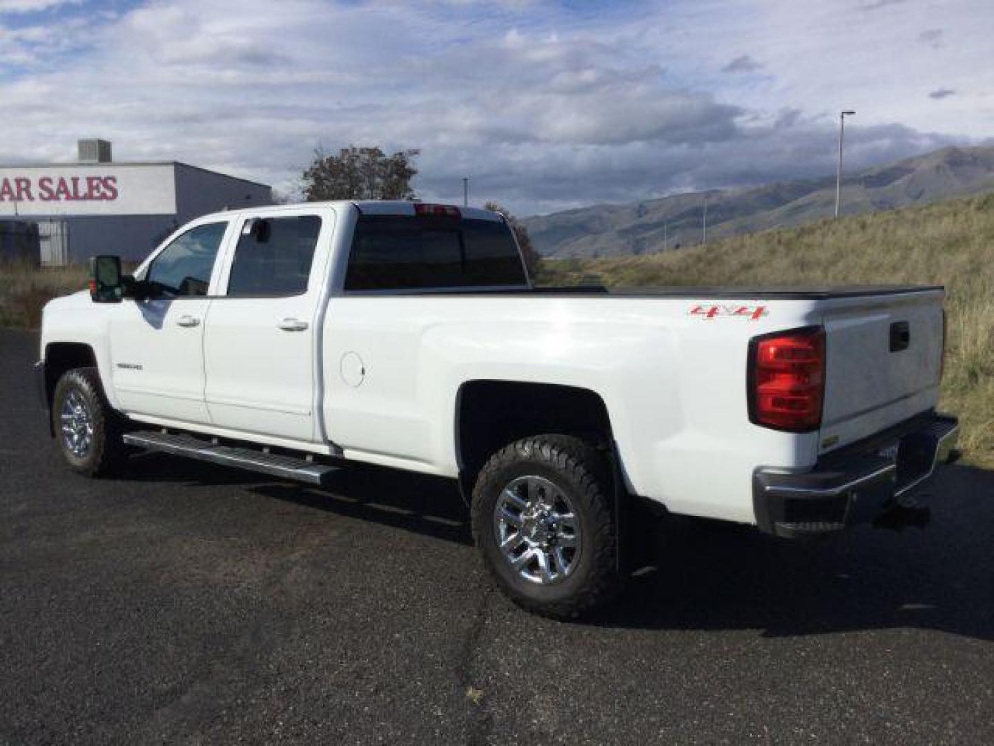 2017 Summit White /Jet Black, cloth Chevrolet Silverado 3500HD LT Crew Cab Long Box 4WD (1GC4KZEG9HF) with an 6.0L V8 OHV 16V FFV engine, 6-Speed Automatic transmission, located at 1801 Main Street, Lewiston, 83501, (208) 743-9371, 46.417065, -117.004799 - Photo#2